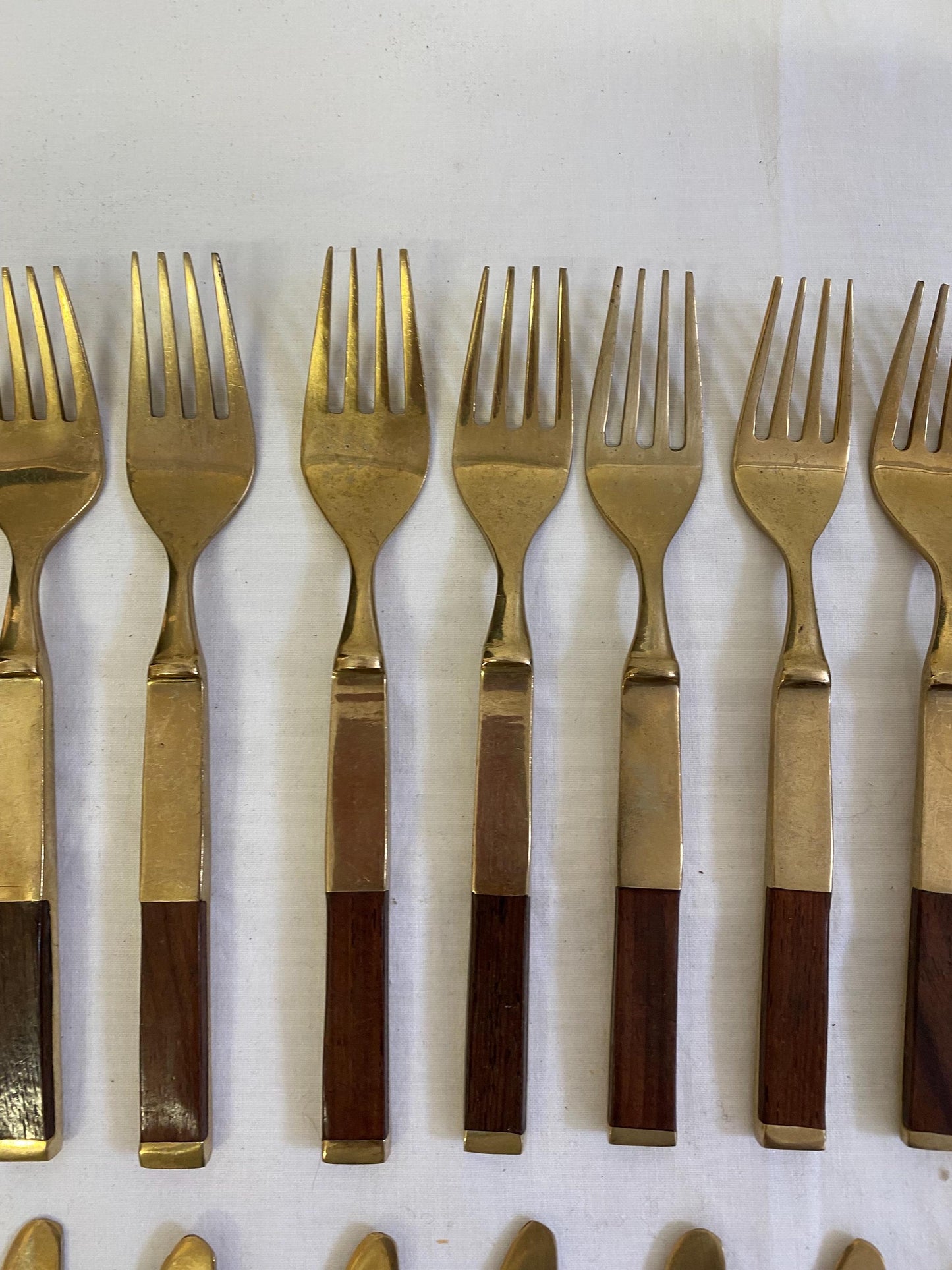 Servizio di Posate Vintage in Ottone con Manici in Legno di Teak - 10 Forchette e 10 Coltelli