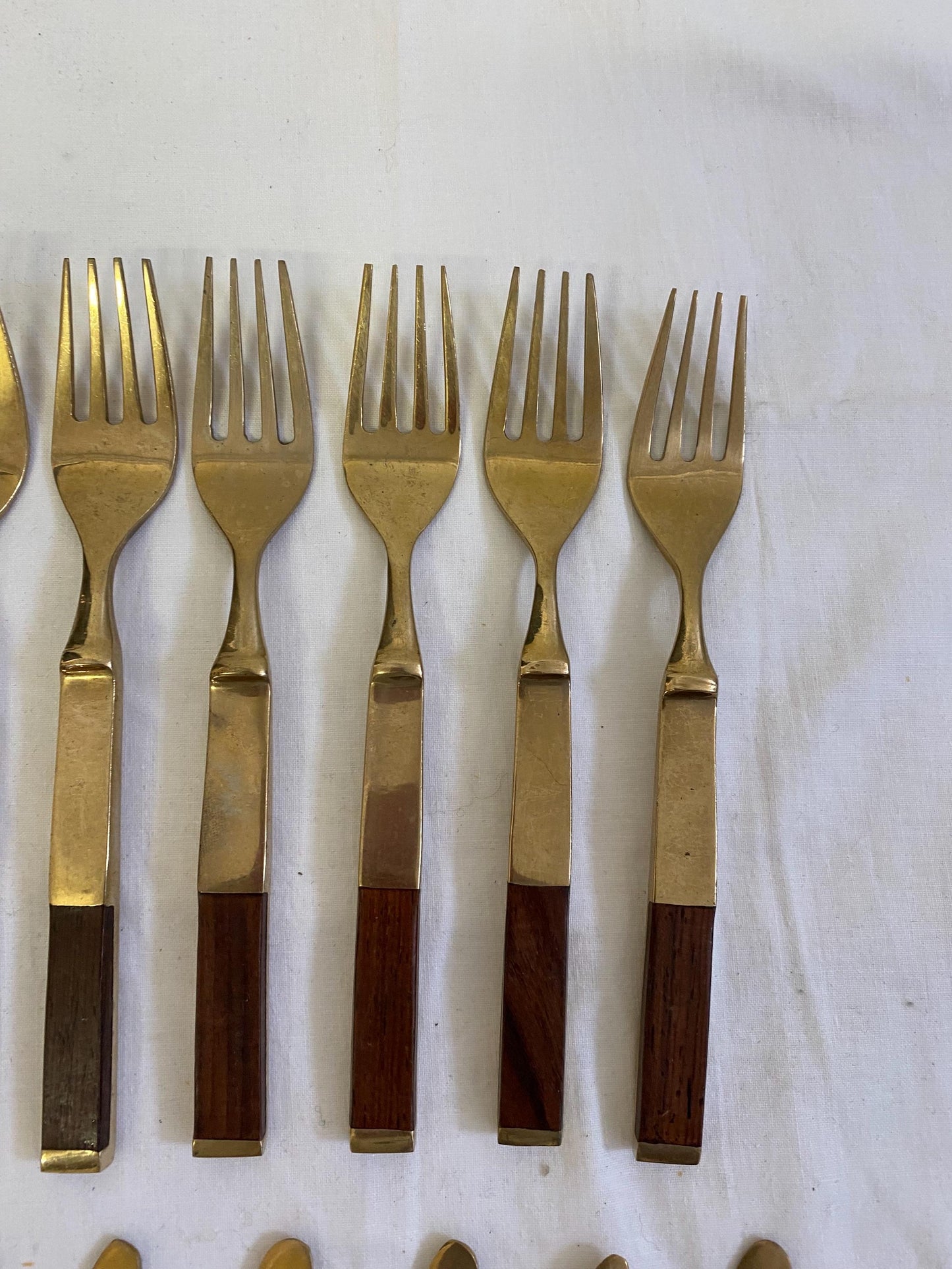 Servizio di Posate Vintage in Ottone con Manici in Legno di Teak - 10 Forchette e 10 Coltelli