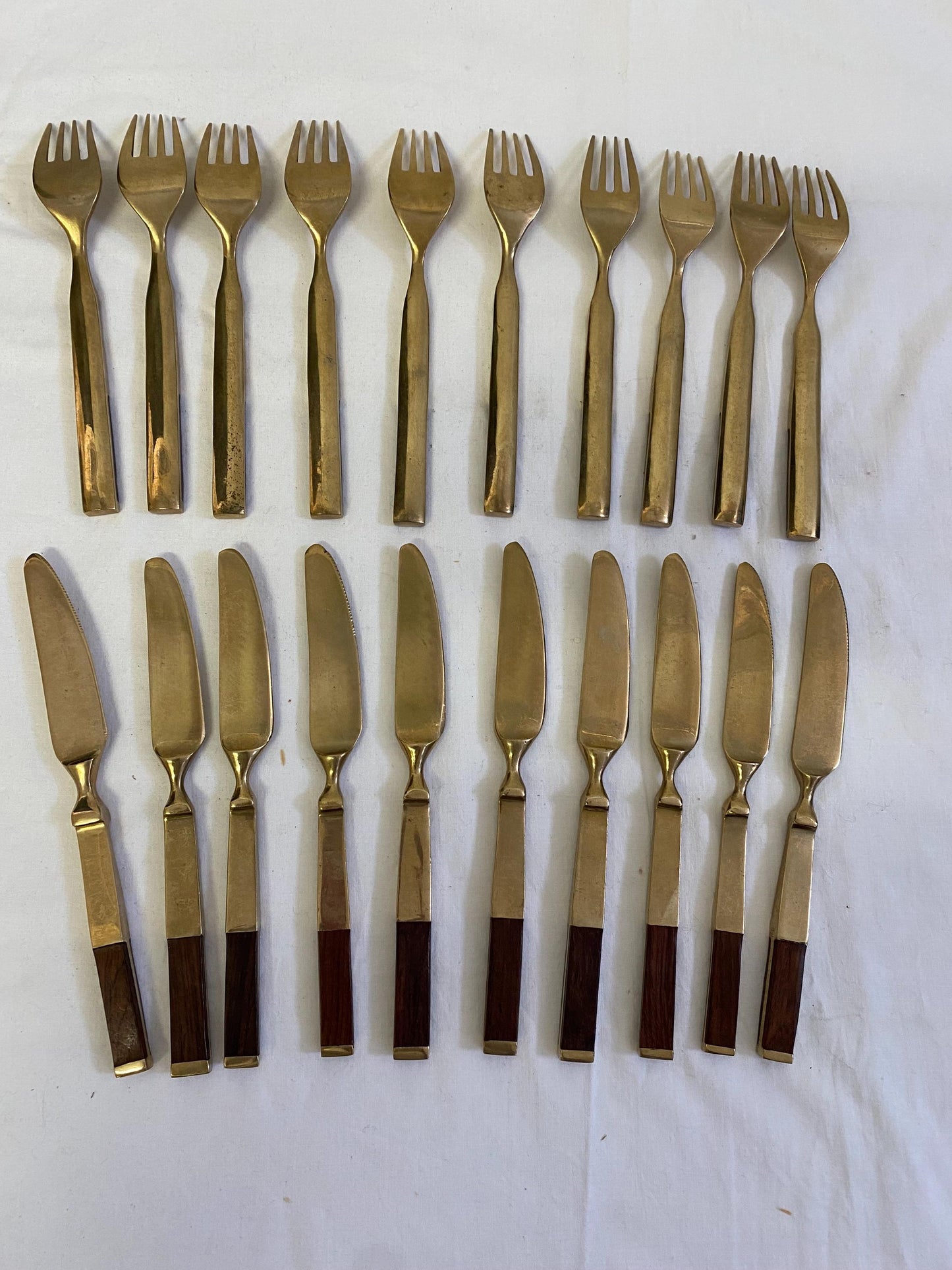 Servizio di Posate Vintage in Ottone con Manici in Legno di Teak - 10 Forchette e 10 Coltelli