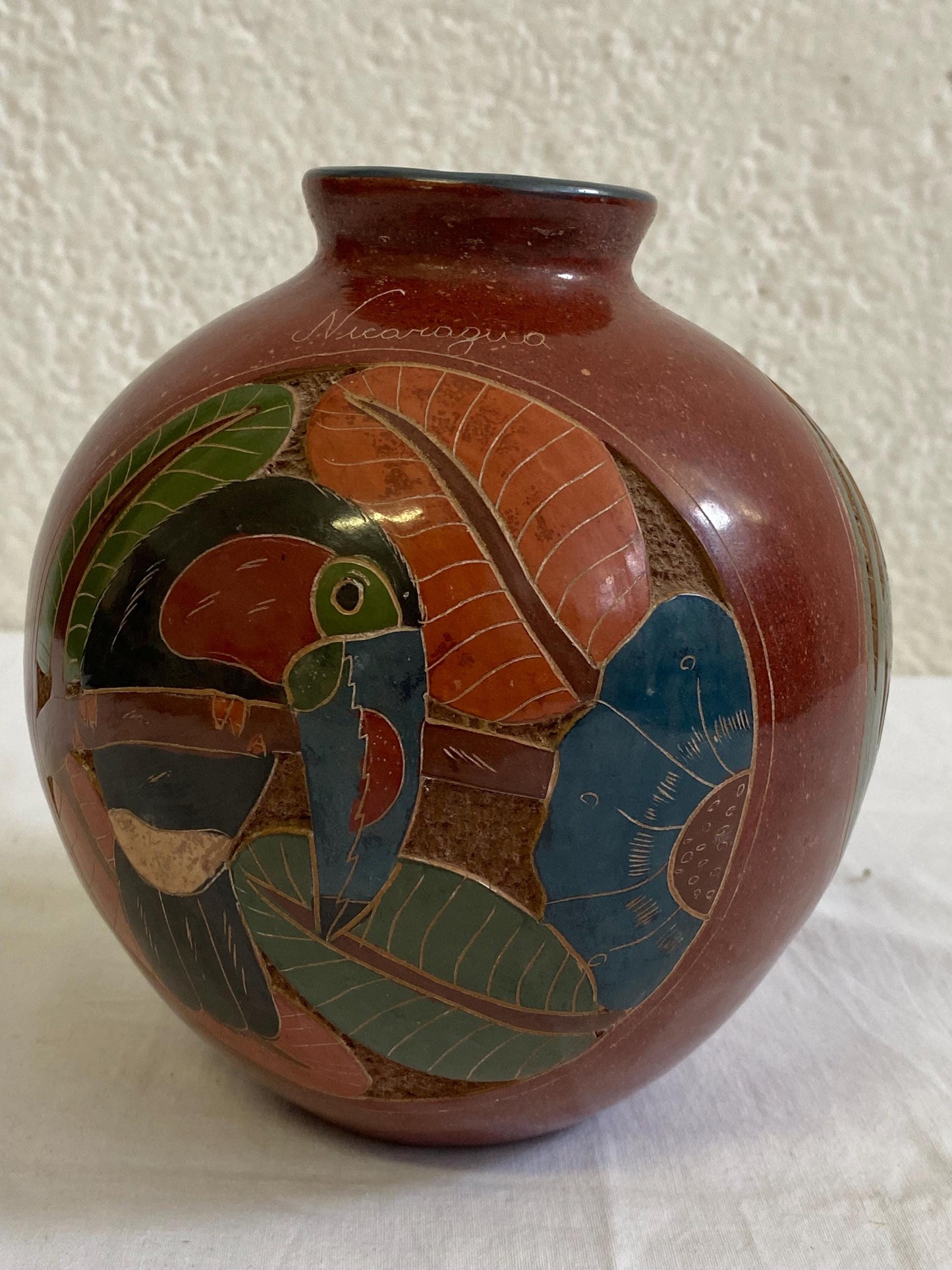 Vaso Rotondo Nicaraguense Vintage Firmato in Ceramica - Disegno di Scimmia, Farfalla e Tucano
