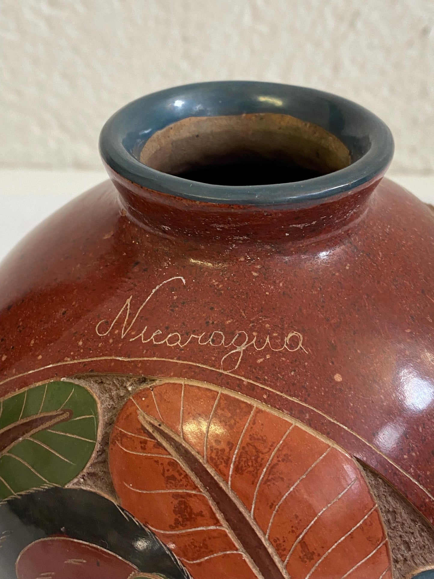Vaso Rotondo Nicaraguense Vintage Firmato in Ceramica - Disegno di Scimmia, Farfalla e Tucano