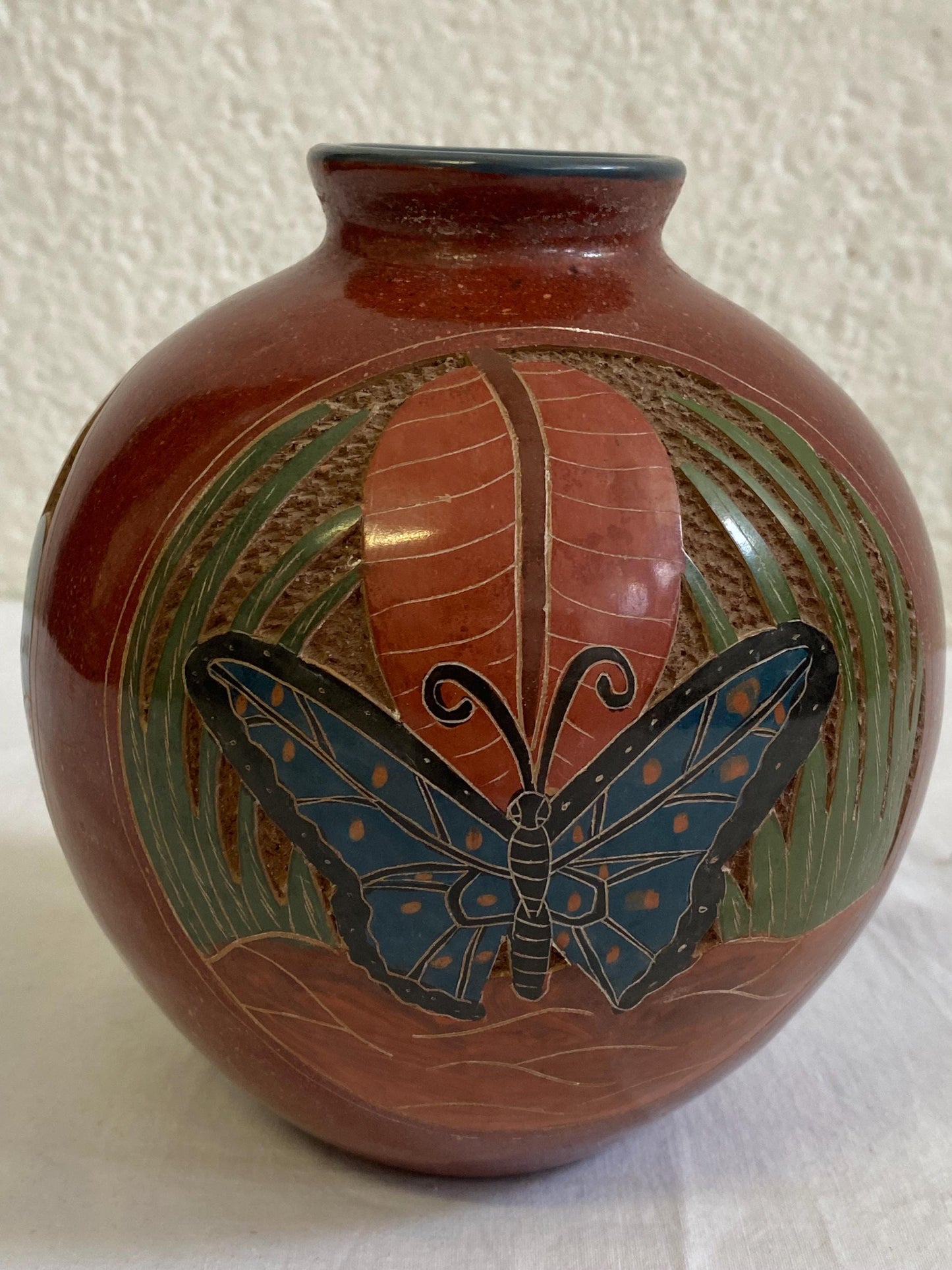 Vaso Rotondo Nicaraguense Vintage Firmato in Ceramica - Disegno di Scimmia, Farfalla e Tucano