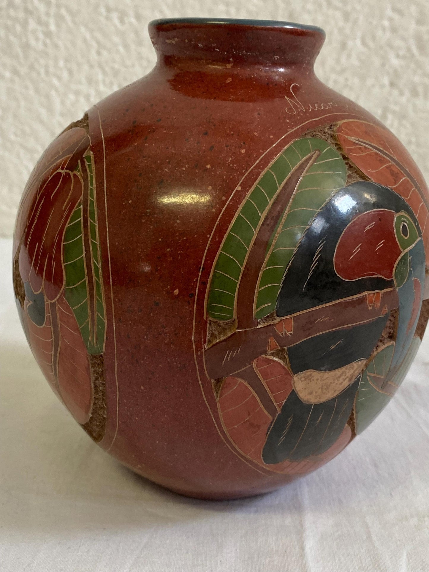 Vaso Rotondo Nicaraguense Vintage Firmato in Ceramica - Disegno di Scimmia, Farfalla e Tucano