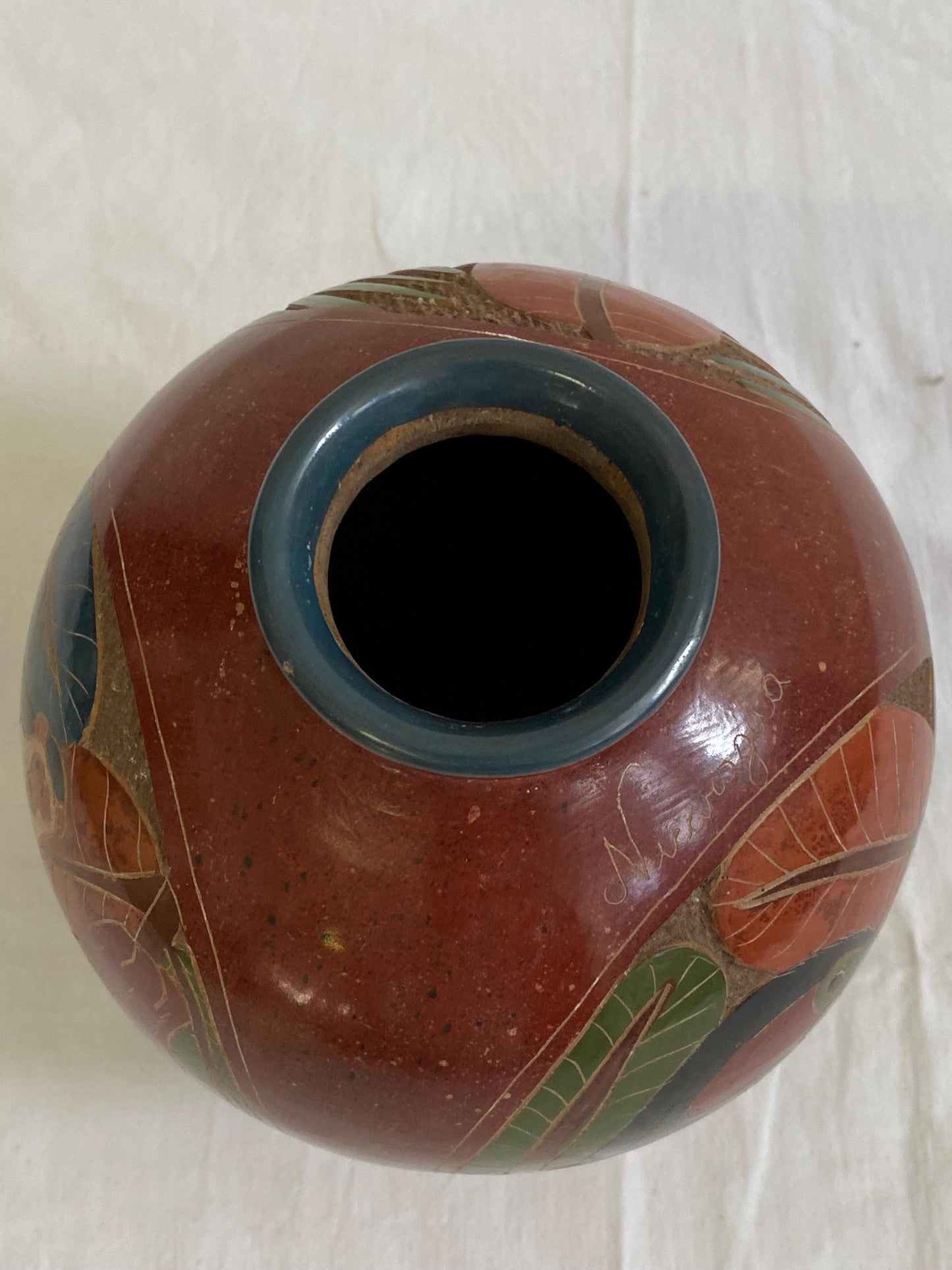 Vaso Rotondo Nicaraguense Vintage Firmato in Ceramica - Disegno di Scimmia, Farfalla e Tucano