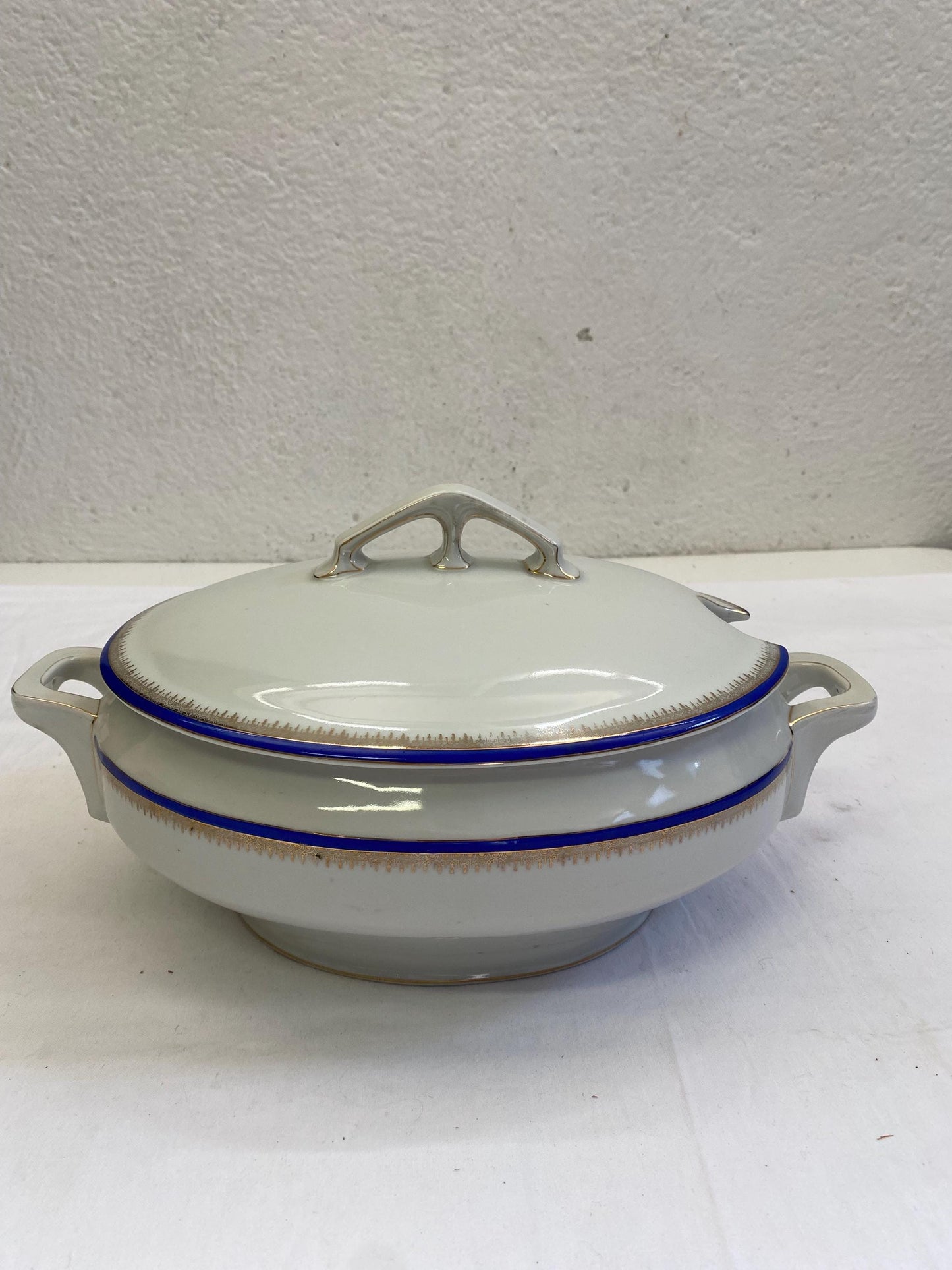 Zuppiera Ovale in Ceramica con Bordo Dorato e Rilievo Blu - Vintage