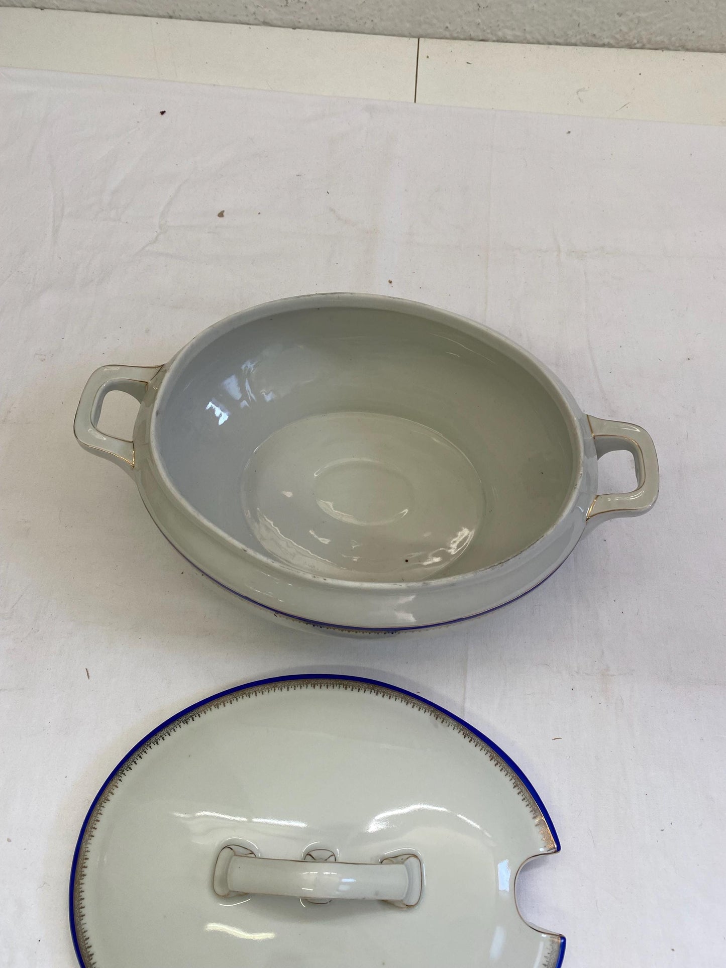 Zuppiera Ovale in Ceramica con Bordo Dorato e Rilievo Blu - Vintage