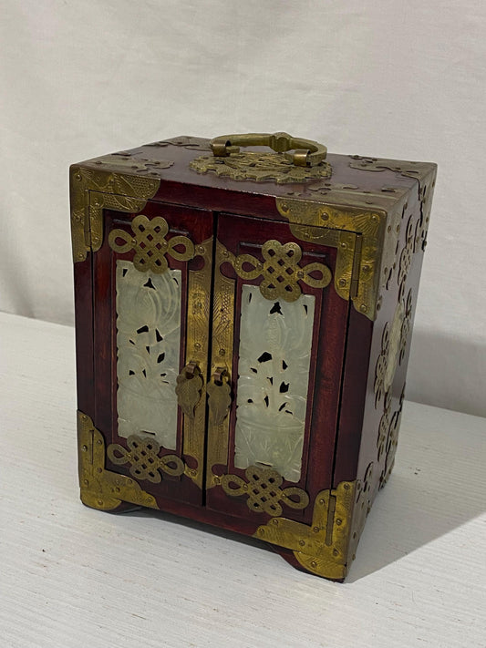 Portagioie Cinese in Legno con Rifiniture in Ottone e Pietra Dura  Interno in Velluto Rosso, 18x14x11 cm (7"x5,5"x4,3")