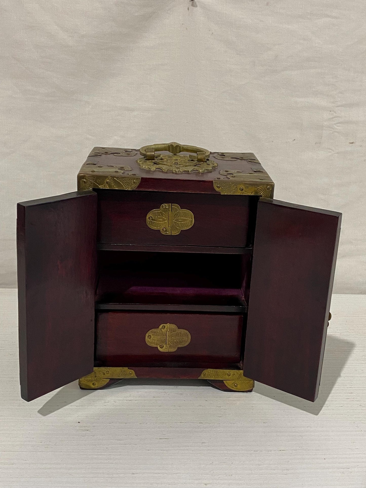 Portagioie Cinese in Legno con Rifiniture in Ottone e Pietra Dura  Interno in Velluto Rosso, 18x14x11 cm (7"x5,5"x4,3")