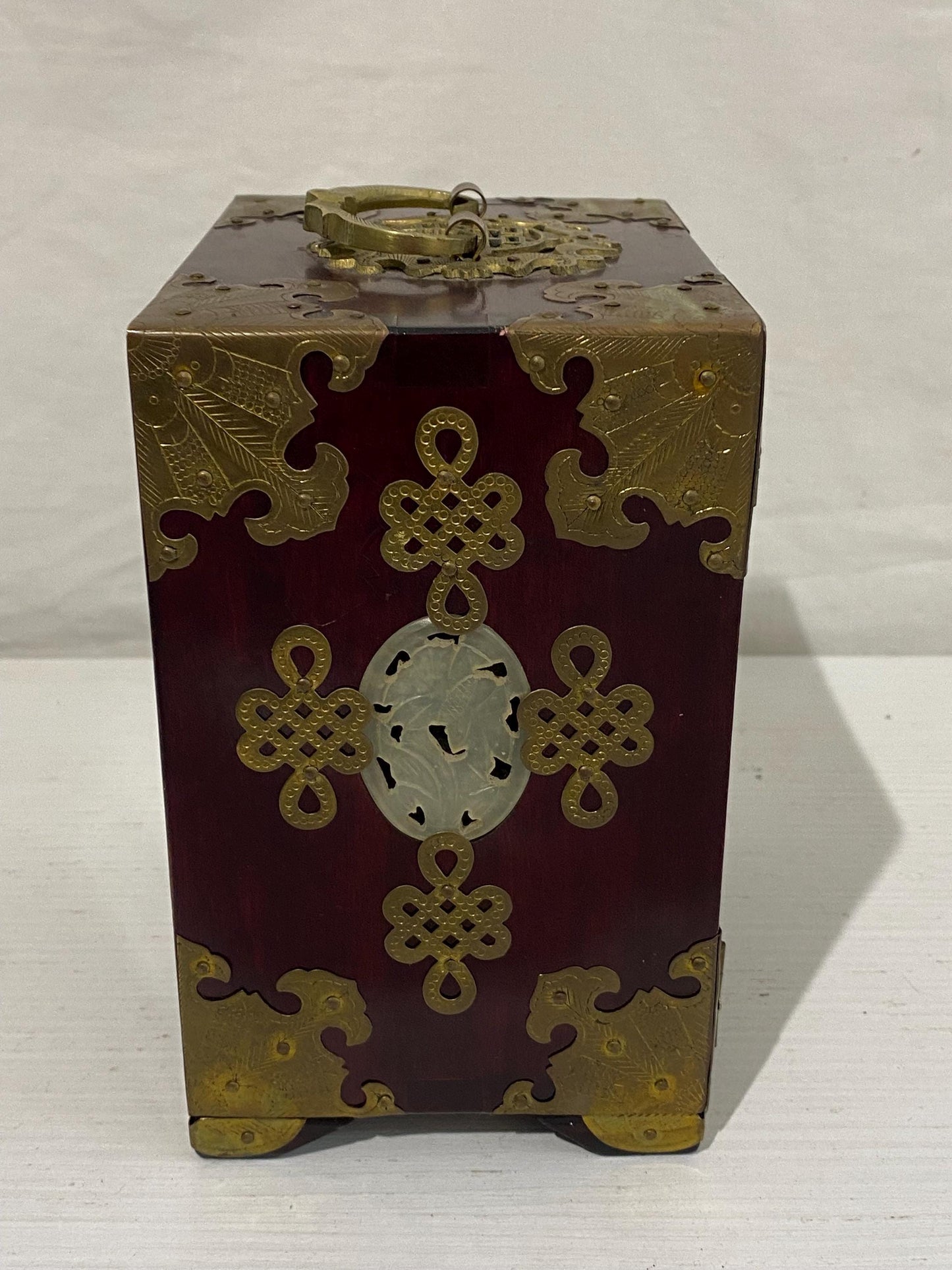 Portagioie Cinese in Legno con Rifiniture in Ottone e Pietra Dura  Interno in Velluto Rosso, 18x14x11 cm (7"x5,5"x4,3")