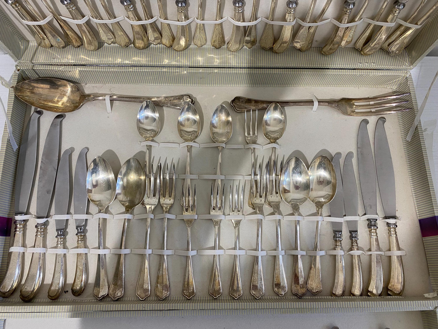 Servizio Posate da 12 Persone - Elegante Regalo di Nozze in Scatola a Due Piani in argento 800 placcato