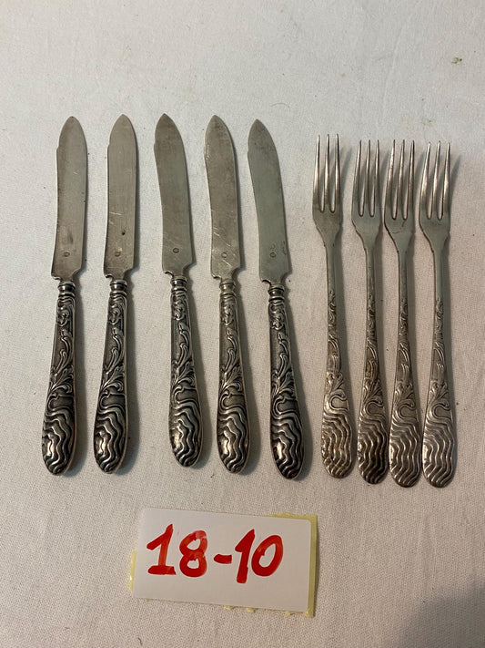 Set di Posate Antiche Art-Krupp Berndorf - Manici in Rilievo, 5 Coltelli e 4 Forchette