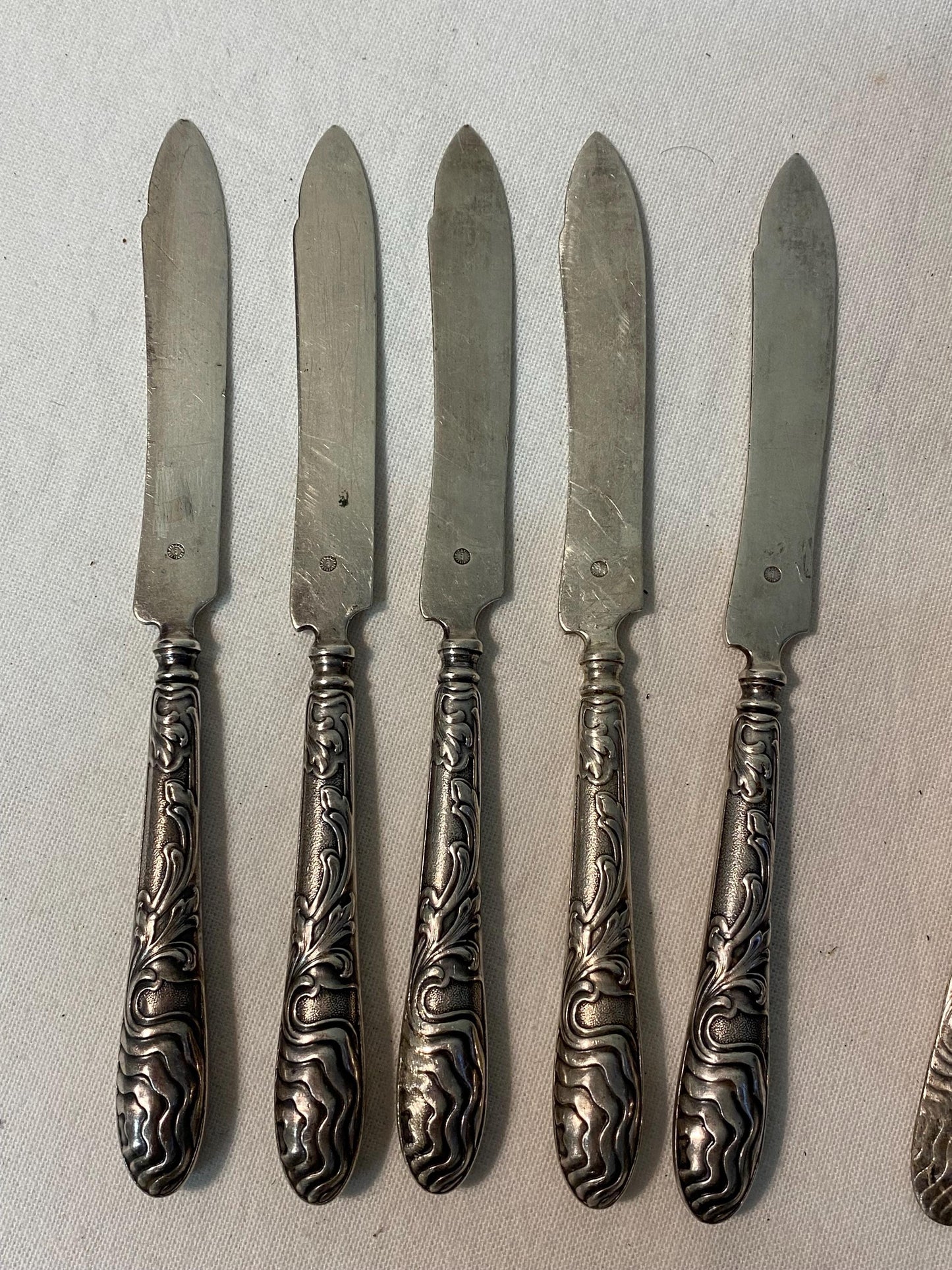 Set di Posate Antiche Art-Krupp Berndorf - Manici in Rilievo, 5 Coltelli e 4 Forchette
