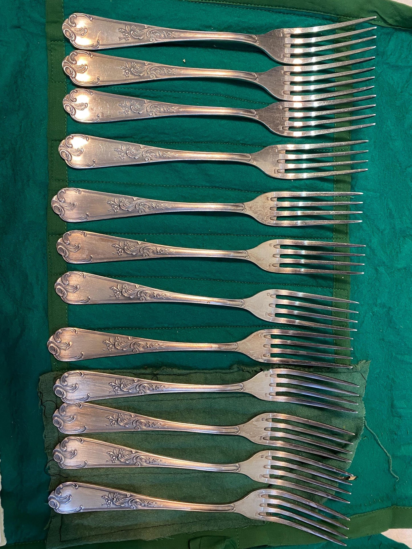 Servizio di posate antiche da 12 in argento con mestolo  Punzonato (3,70 kg)