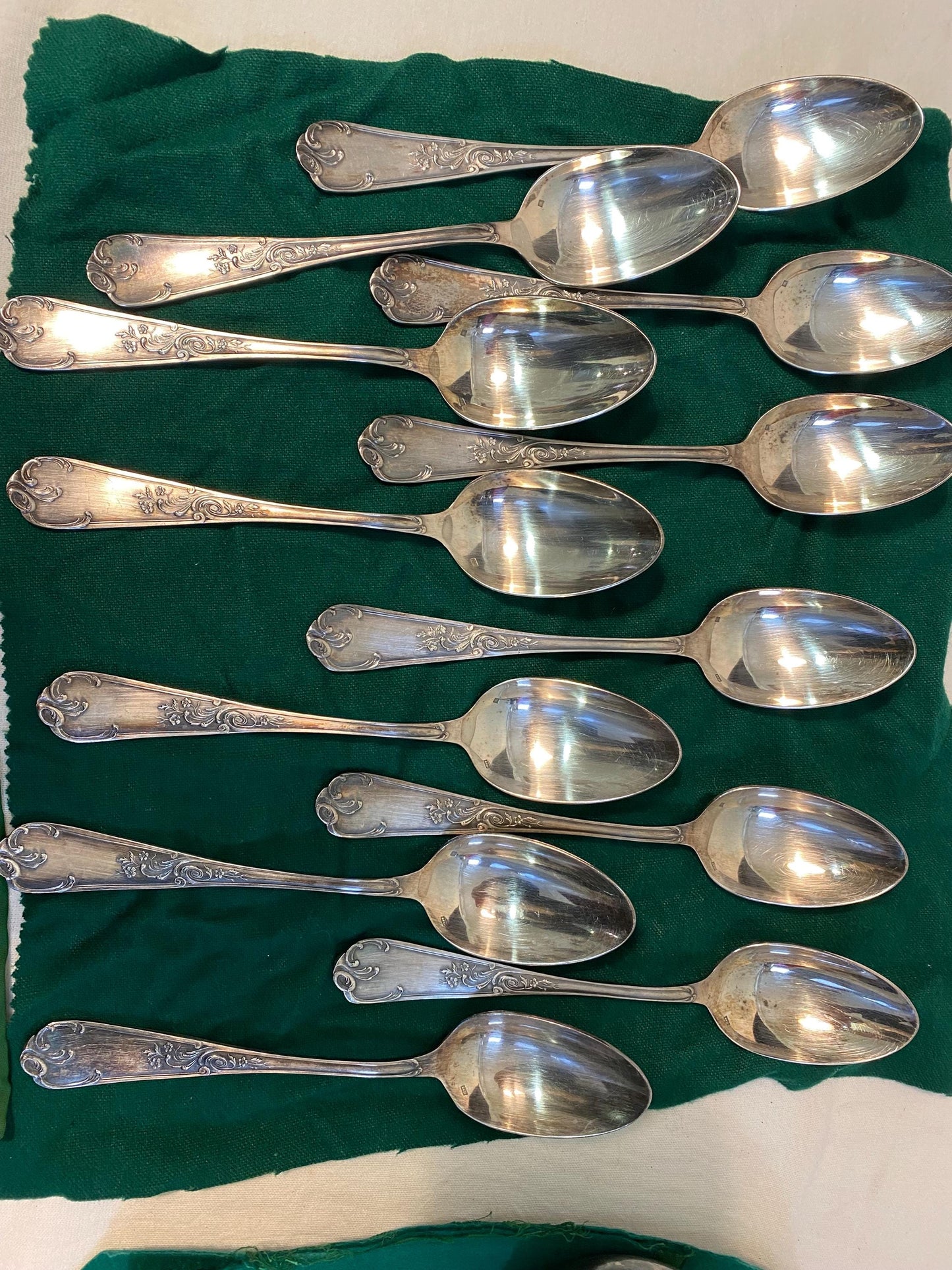 Servizio di posate antiche da 12 in argento con mestolo  Punzonato (3,70 kg)