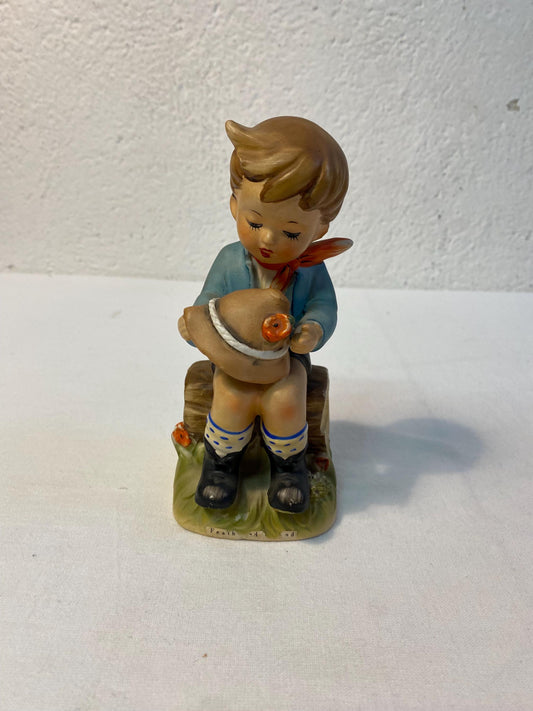 Figurina Vintage in Porcellana di un Ragazzo con Cappello - Dipinta a Mano, Germania