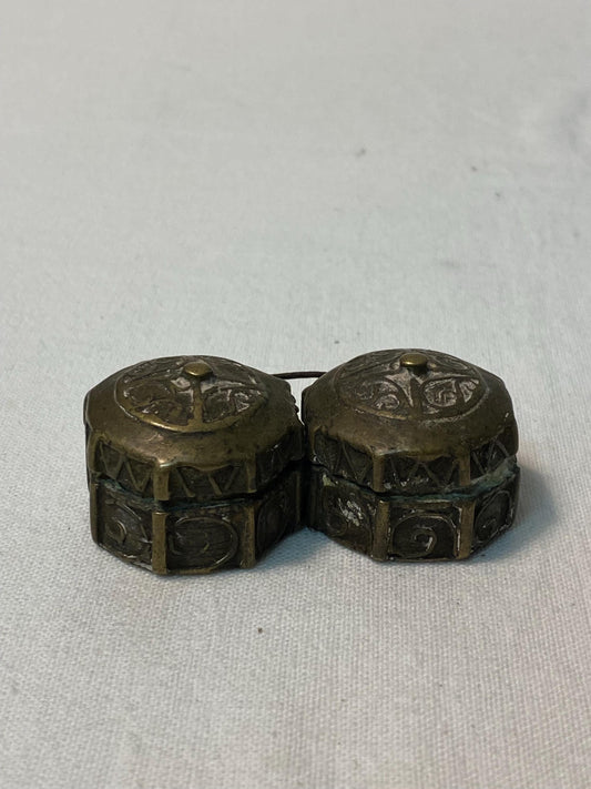 Scatola Antica in Metallo porta pillole - Inciso con Doppio Scomparto  Ottone o Bronzo  2,5 x 7 x 4 cm (1 x 2,75 x 1,5 pollici)