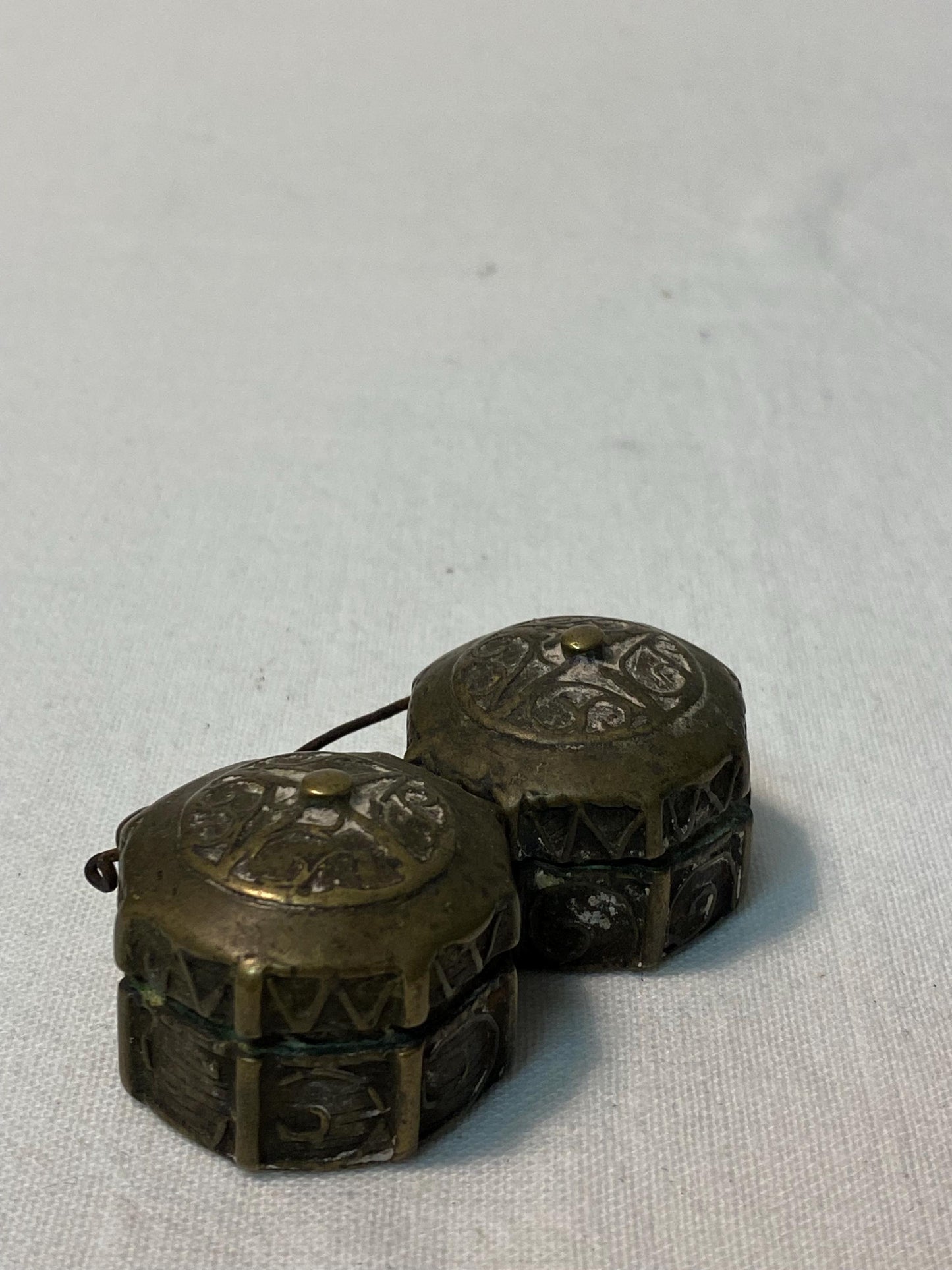 Scatola Antica in Metallo porta pillole - Inciso con Doppio Scomparto  Ottone o Bronzo  2,5 x 7 x 4 cm (1 x 2,75 x 1,5 pollici)