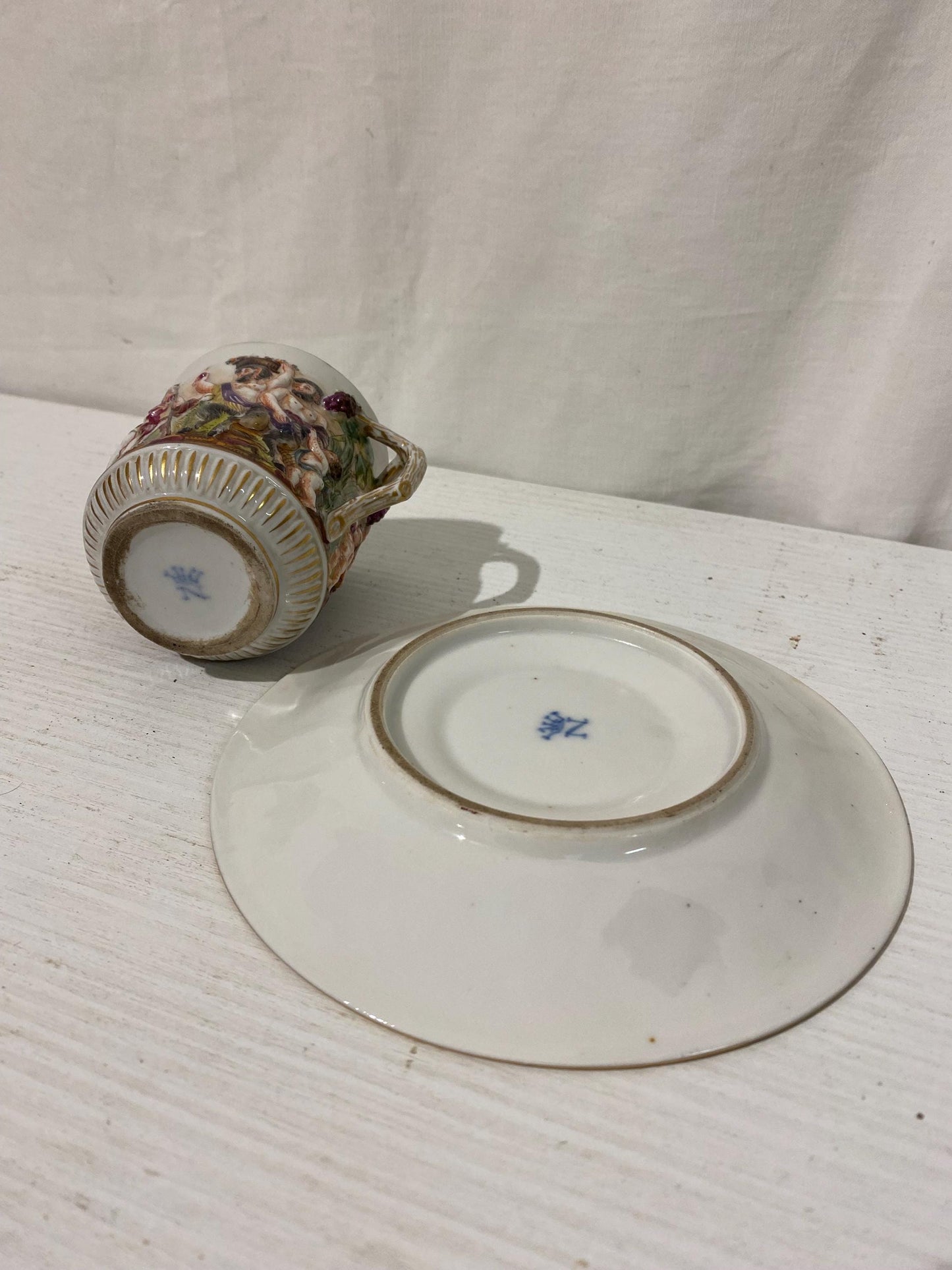 antica tazza porcellana capodimonte-Tazza con Piattino Capodimonte Decorati in Rilievo - 15,5 cm e 12x8x6 cm
