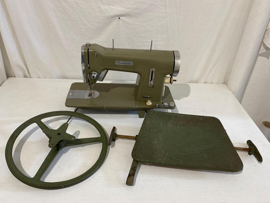 Macchina da Cucire Vintage Caser MD con Pedale e Volano  Verde Militare  Made in Italy (per pezzi di ricambio)