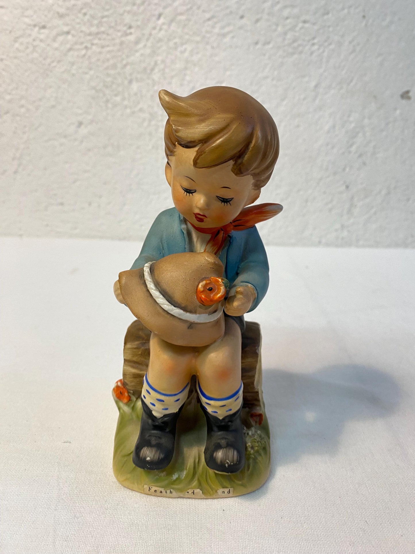 Figurina Vintage in Porcellana di un Ragazzo con Cappello - Dipinta a Mano, Germania