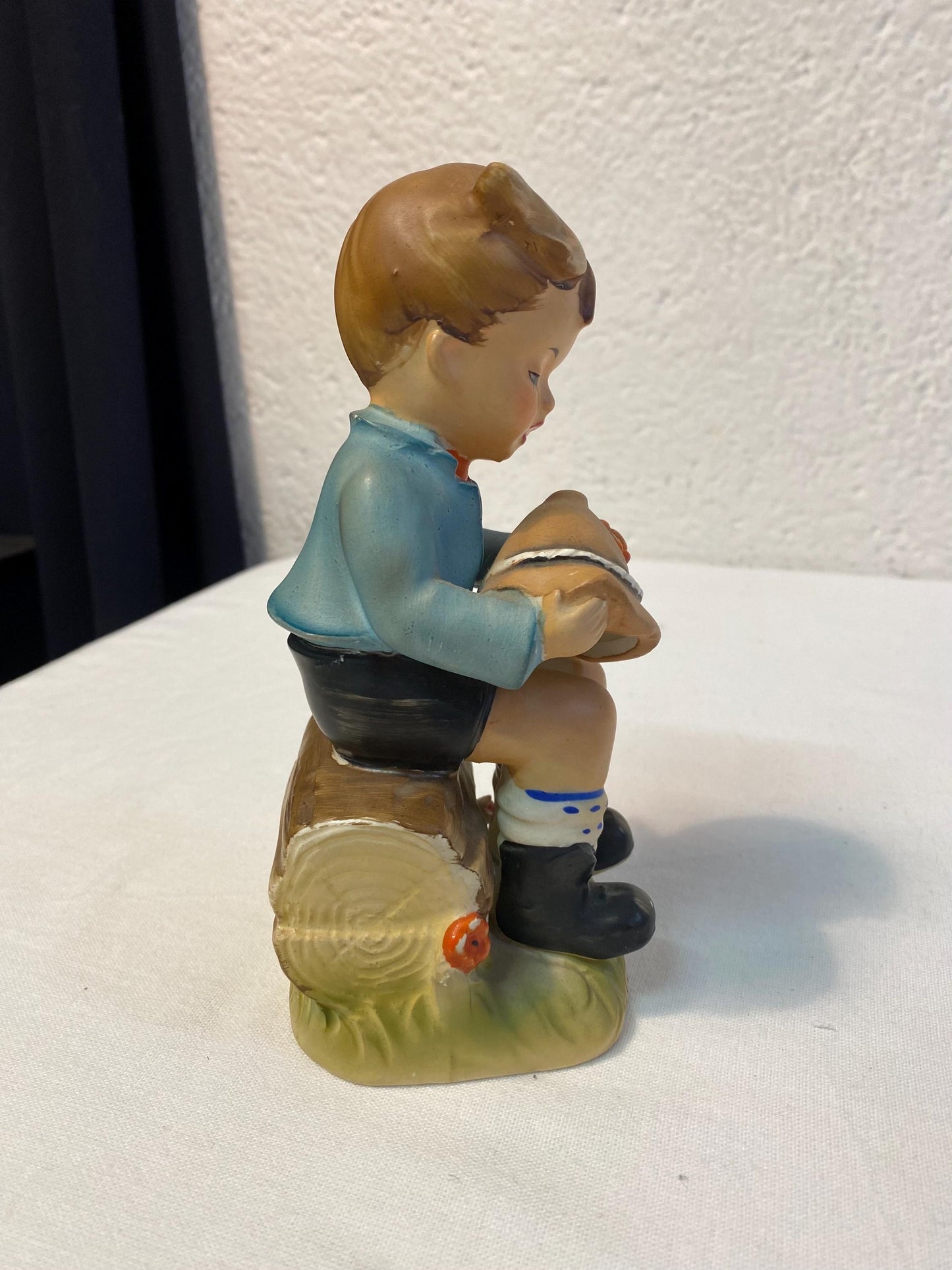 Figurina Vintage in Porcellana di un Ragazzo con Cappello - Dipinta a Mano, Germania