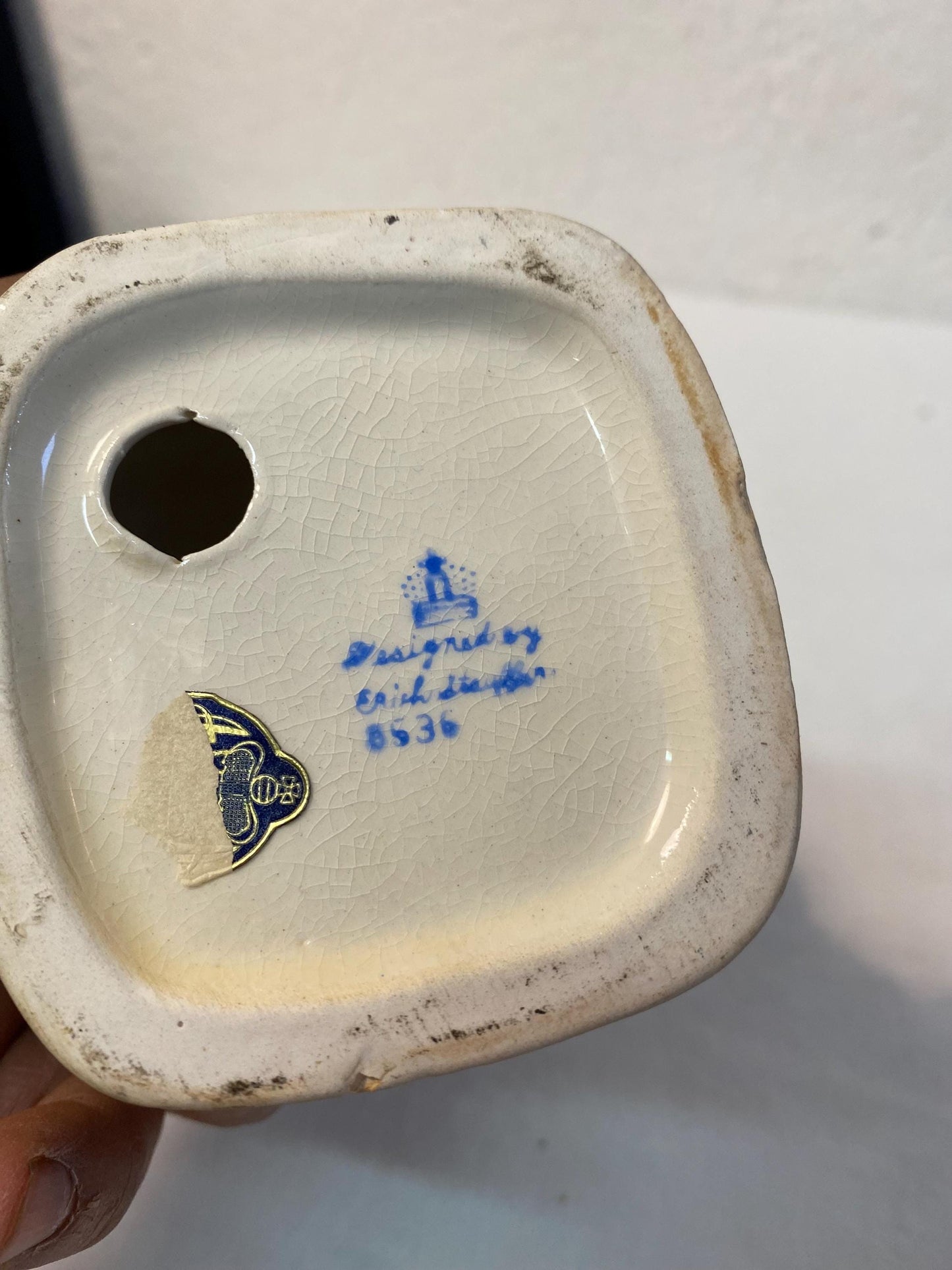 Figurina Vintage in Porcellana di un Ragazzo con Cappello - Dipinta a Mano, Germania
