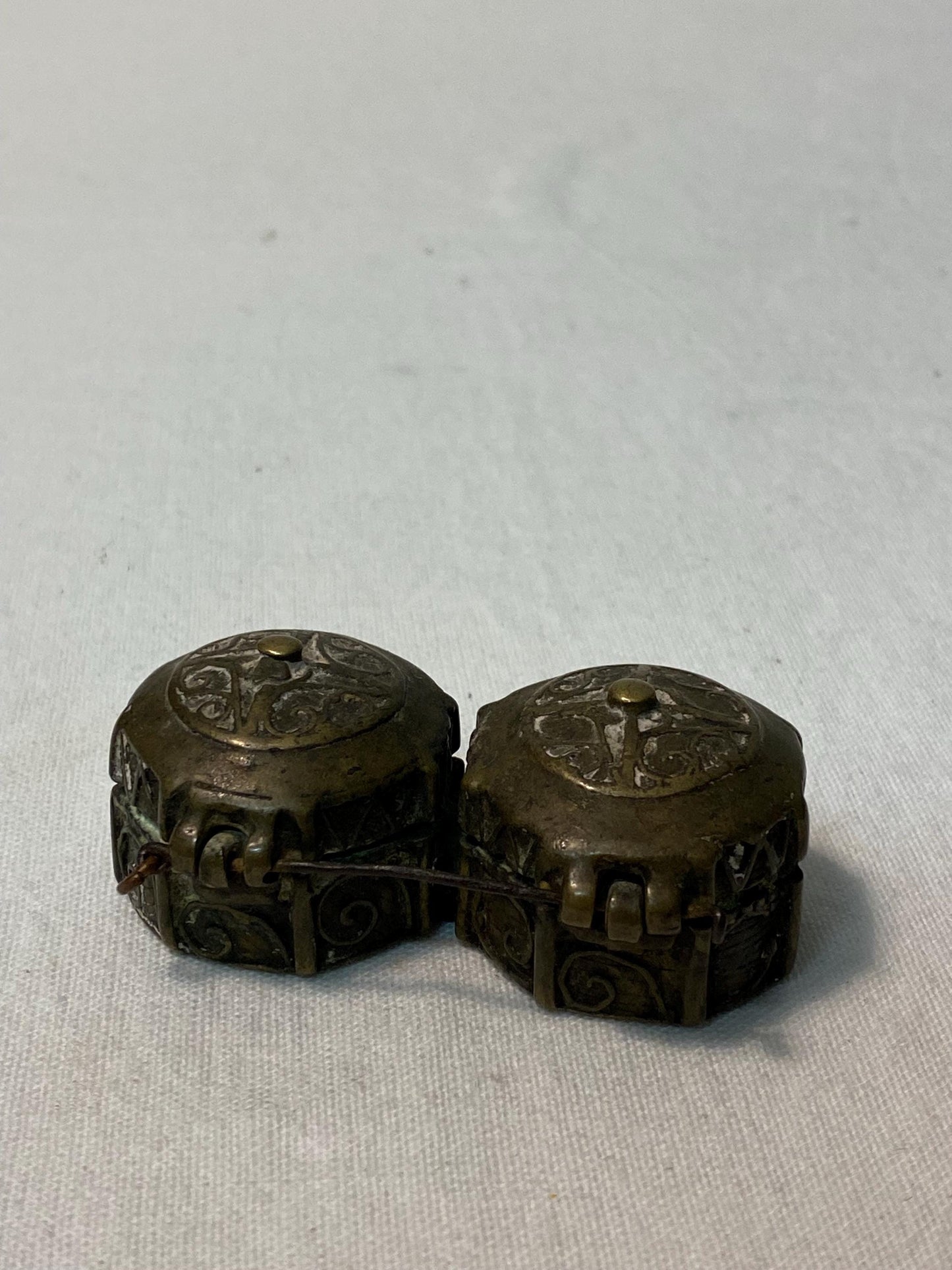 Scatola Antica in Metallo porta pillole - Inciso con Doppio Scomparto  Ottone o Bronzo  2,5 x 7 x 4 cm (1 x 2,75 x 1,5 pollici)