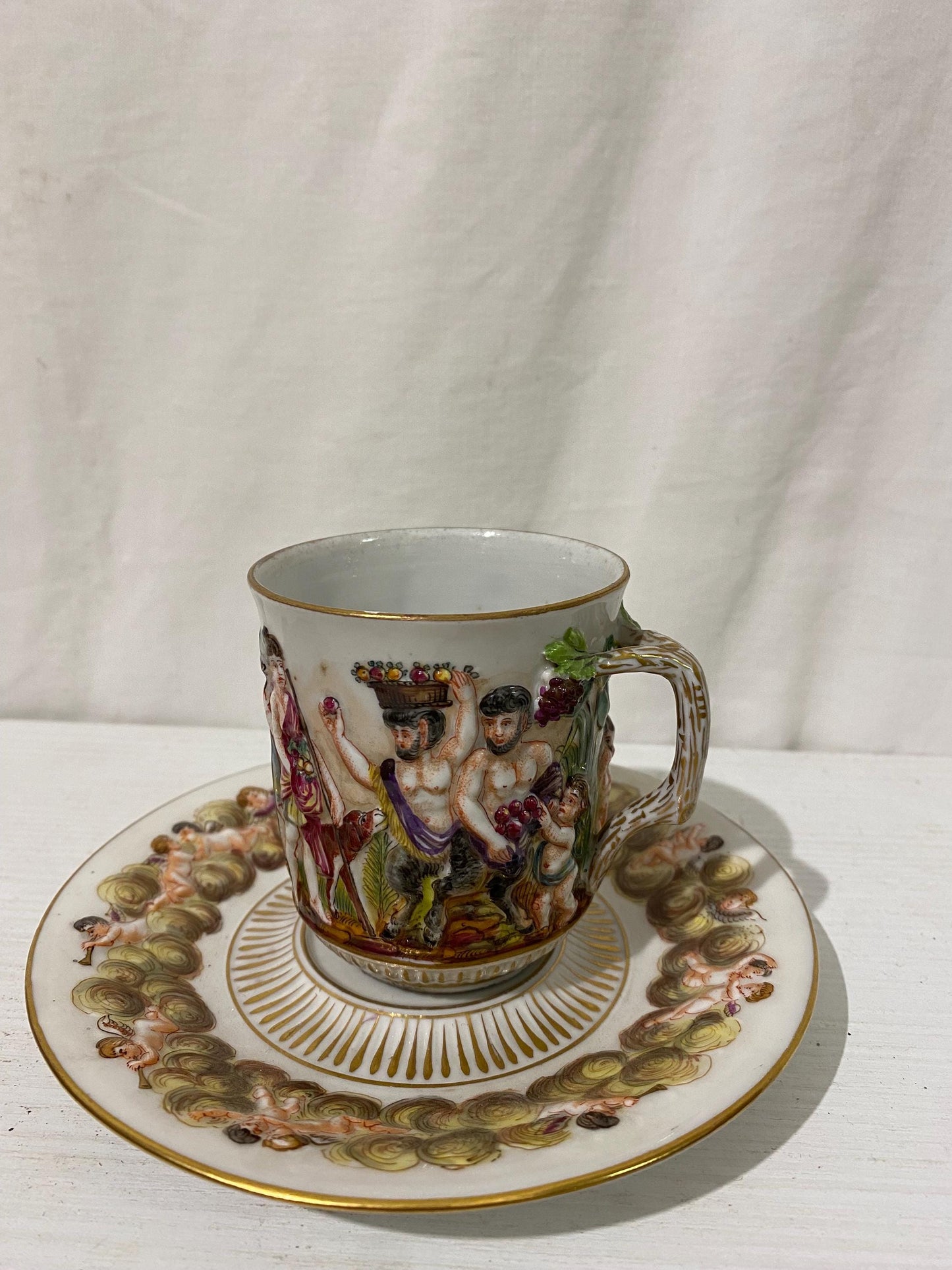 antica tazza porcellana capodimonte-Tazza con Piattino Capodimonte Decorati in Rilievo - 15,5 cm e 12x8x6 cm