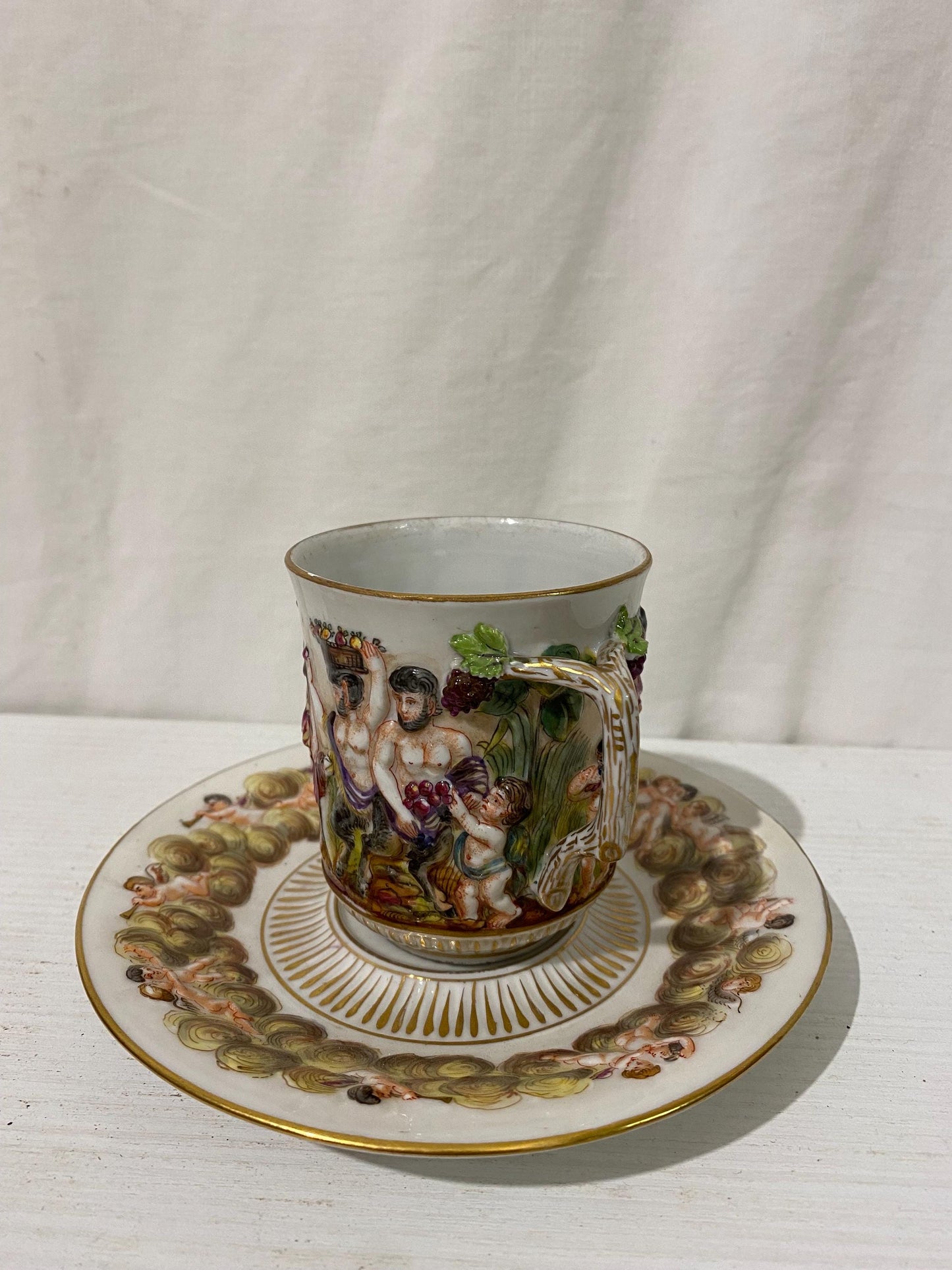 antica tazza porcellana capodimonte-Tazza con Piattino Capodimonte Decorati in Rilievo - 15,5 cm e 12x8x6 cm