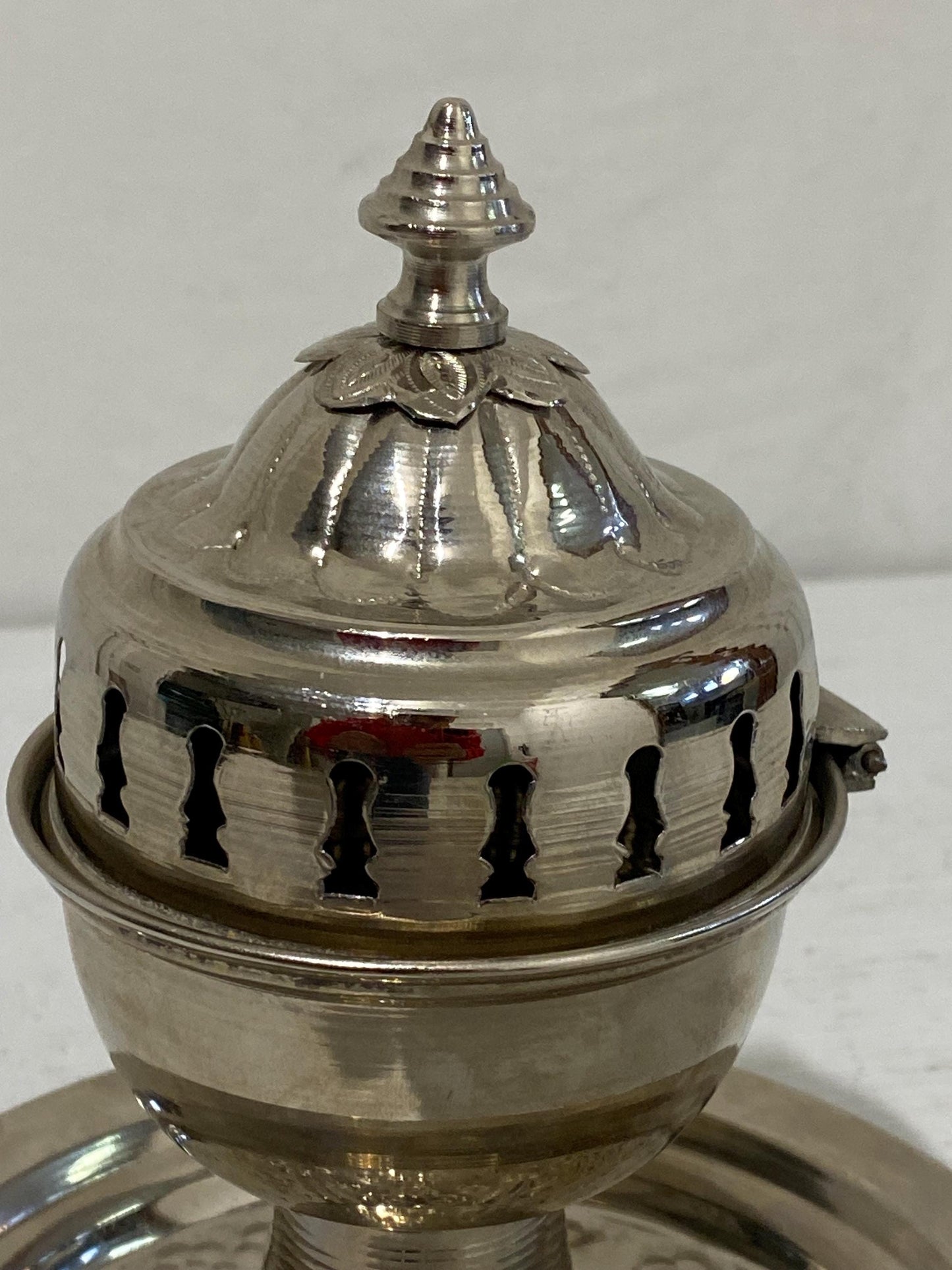 Bruciatore di Incenso in Metallo Argentato con Coperchio Apribile - Origini Marocco, 20x17 cm