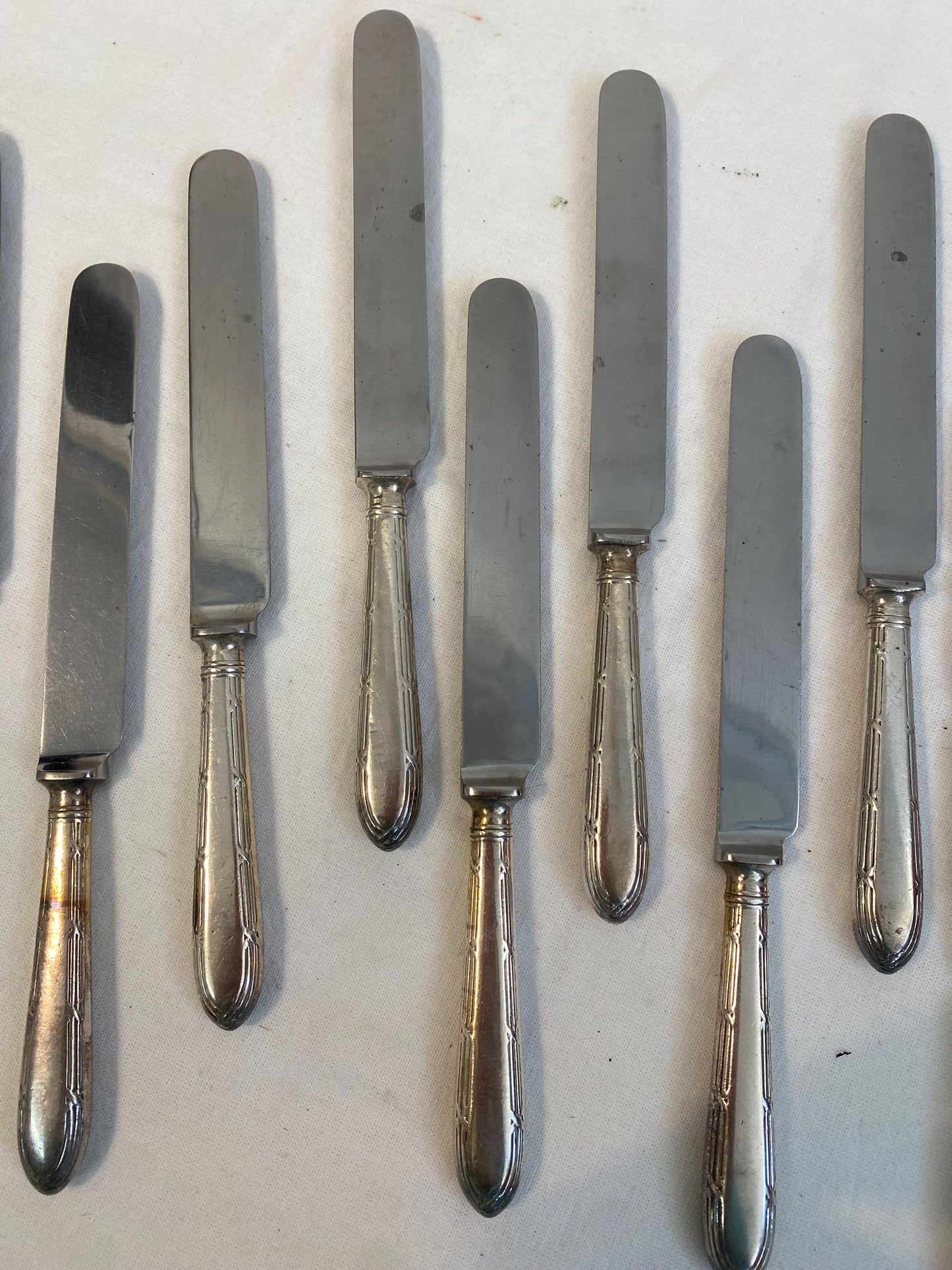 Set di 11 Coltelli Antichi con Manico in Argento e Lama in Acciaio Sheffield - Lunghezza 25,5 cm (10")
