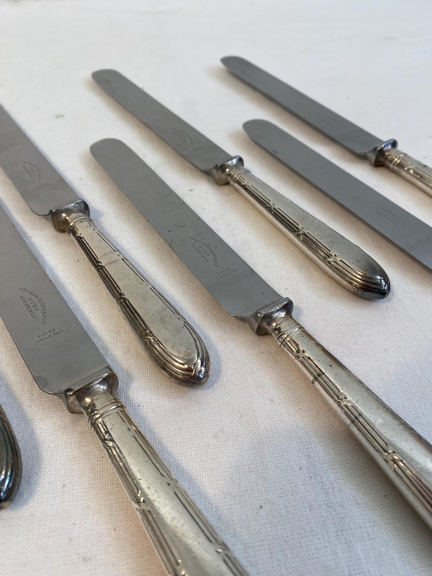 Set di 11 Coltelli Antichi con Manico in Argento e Lama in Acciaio Sheffield - Lunghezza 25,5 cm (10")