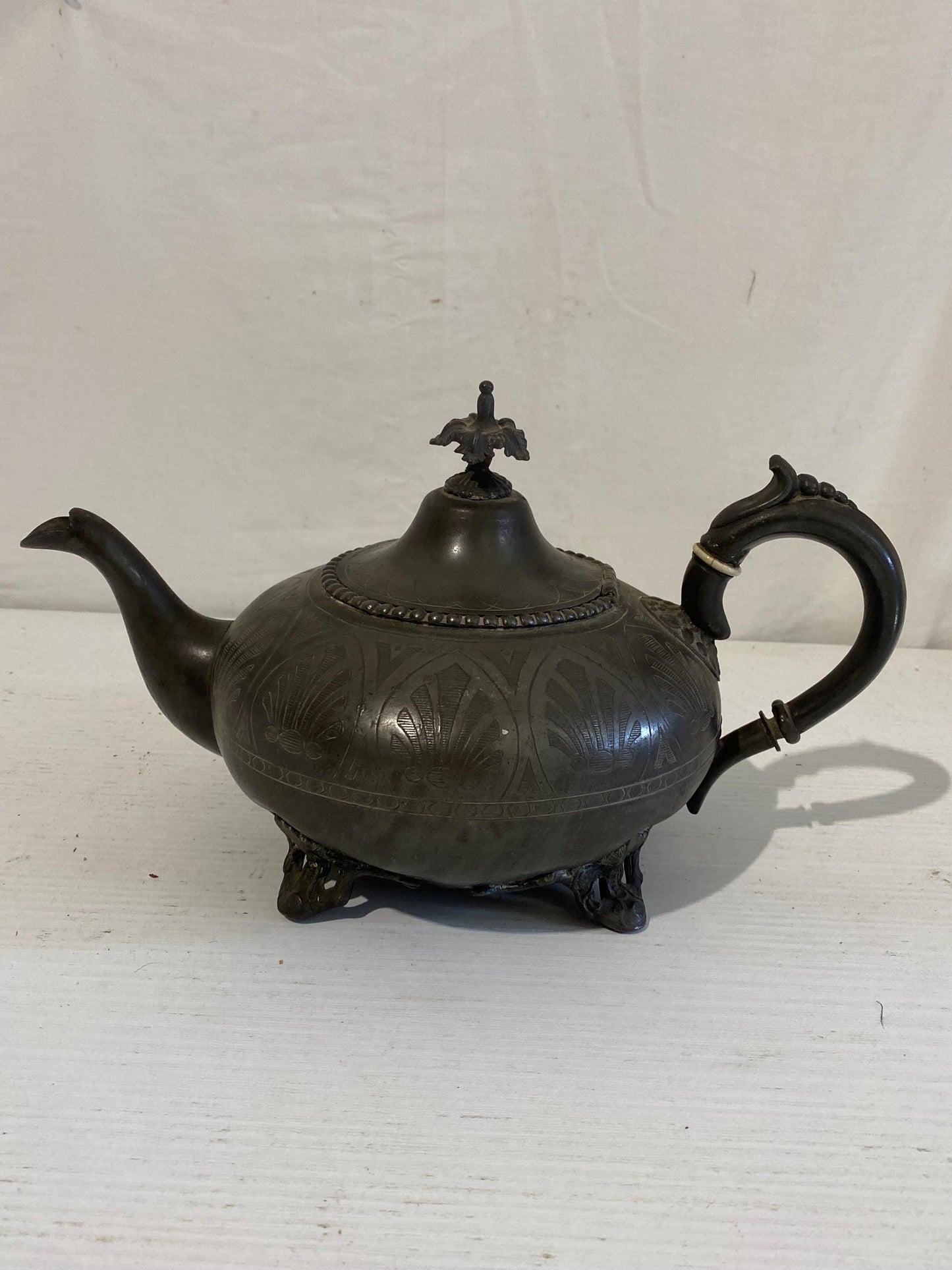 Splendida Teiera Vintage Intagliata in Metallo - VR Superior Electro Plate 1804, Motivi Floreali - 29x17x17 cm (11,4x6,7x6,7 in)