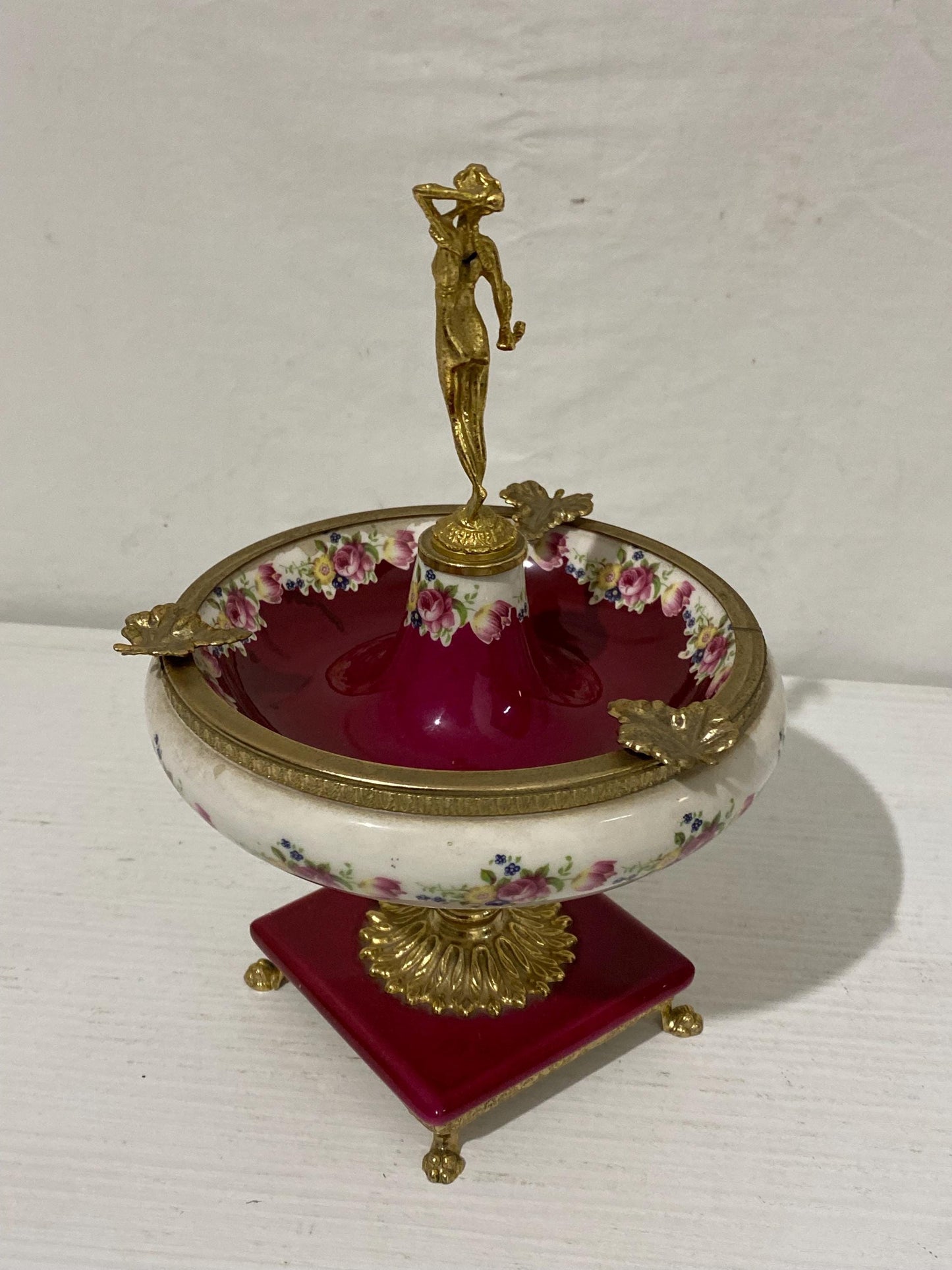 Elegante Centro Tavola in Porcellana Dipinta a Mano con Dettagli Dorati  23x15,5 cm