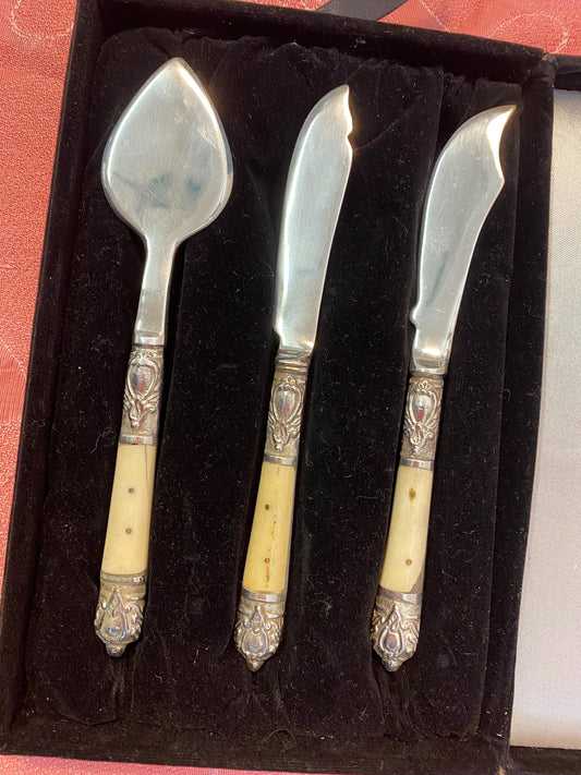 Set Posate da Formaggio e Burro con Manico Decorato e Placcatura in Argento - Eleganza Rustica e Artigianalità