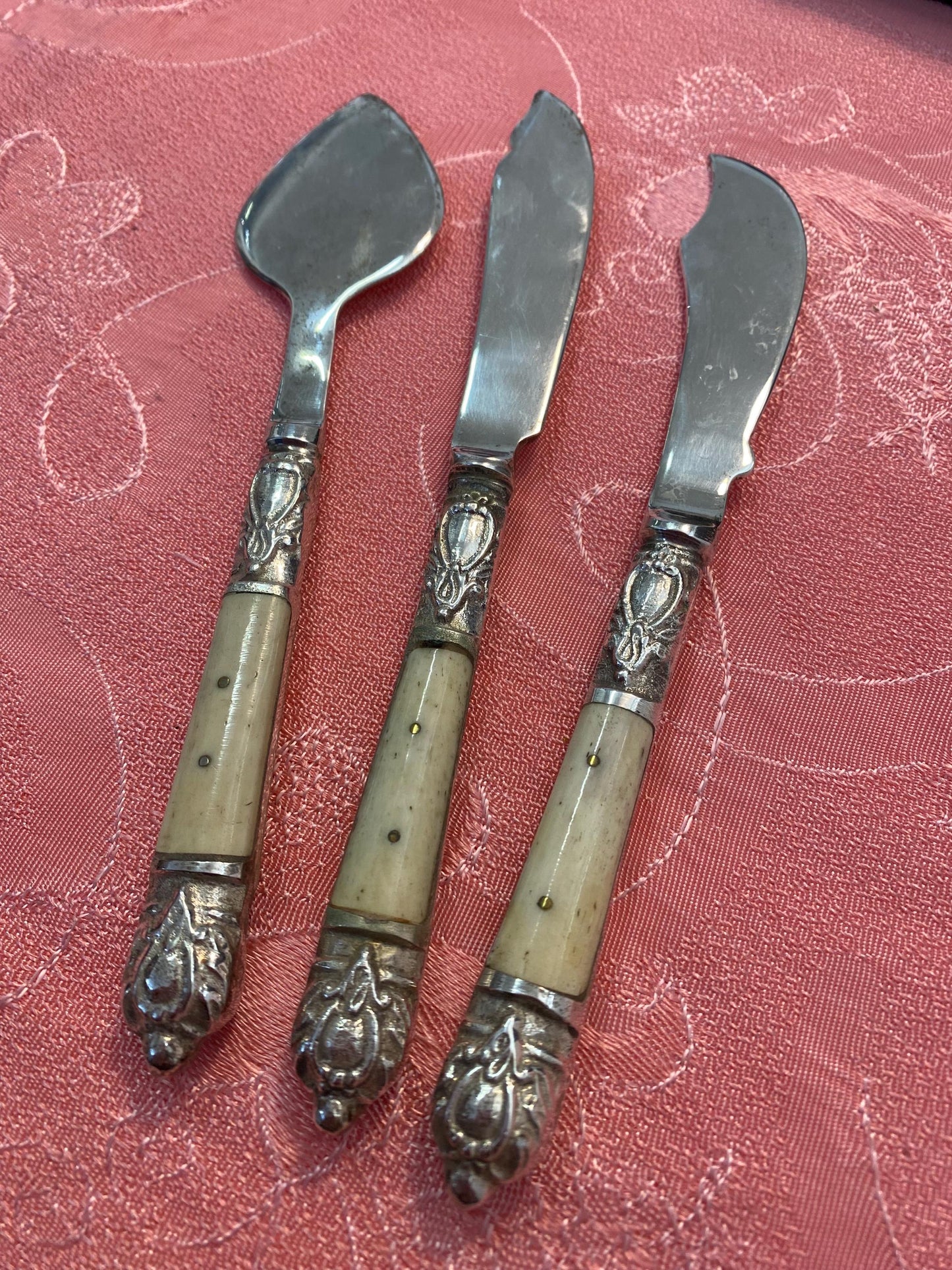 Set Posate da Formaggio e Burro con Manico Decorato e Placcatura in Argento - Eleganza Rustica e Artigianalità