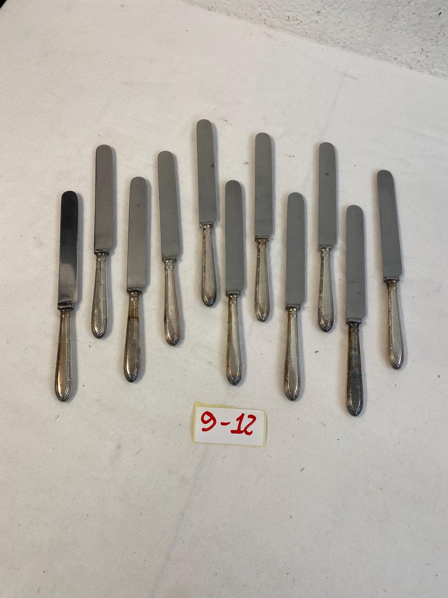 Set di 11 Coltelli Antichi con Manico in Argento e Lama in Acciaio Sheffield - Lunghezza 25,5 cm (10")