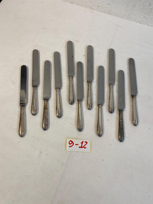 Set di 11 Coltelli Antichi con Manico in Argento e Lama in Acciaio Sheffield - Lunghezza 25,5 cm (10")