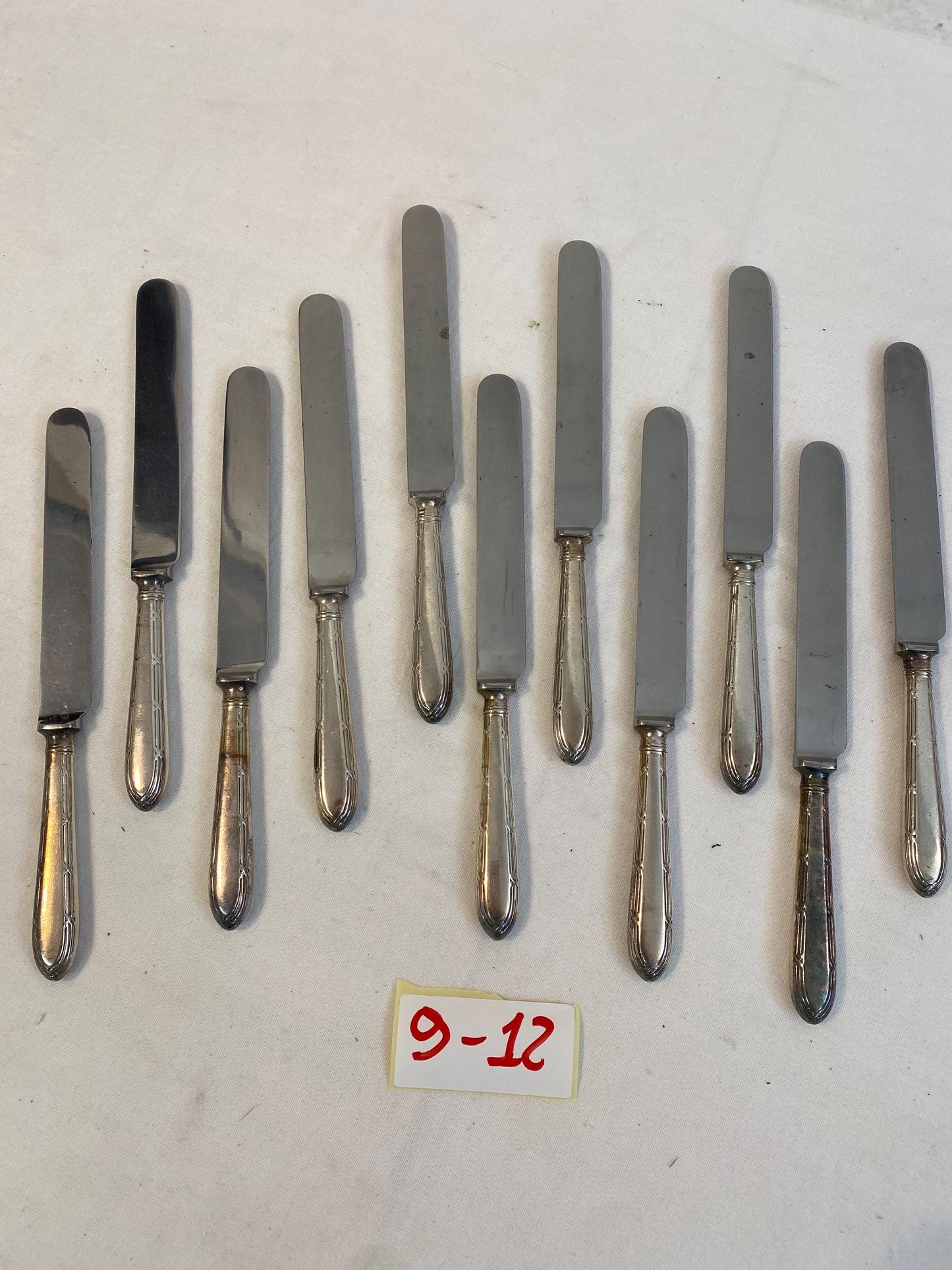 Set di 11 Coltelli Antichi con Manico in Argento e Lama in Acciaio Sheffield - Lunghezza 25,5 cm (10")