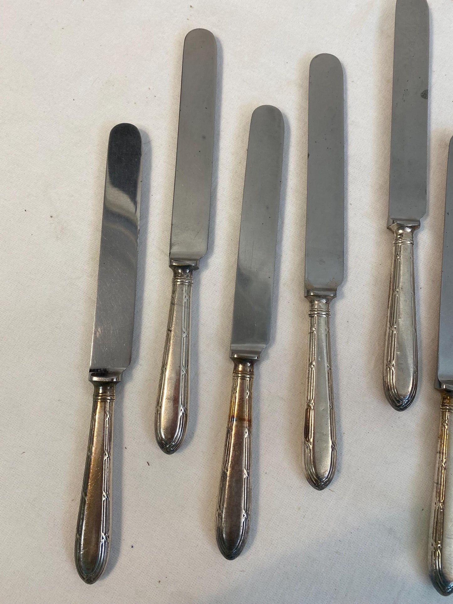 Set di 11 Coltelli Antichi con Manico in Argento e Lama in Acciaio Sheffield - Lunghezza 25,5 cm (10")