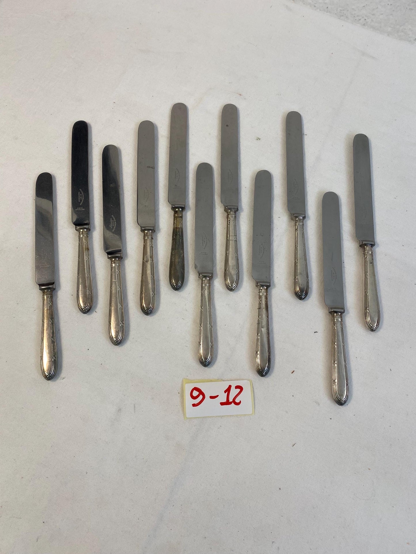Set di 11 Coltelli Antichi con Manico in Argento e Lama in Acciaio Sheffield - Lunghezza 25,5 cm (10")