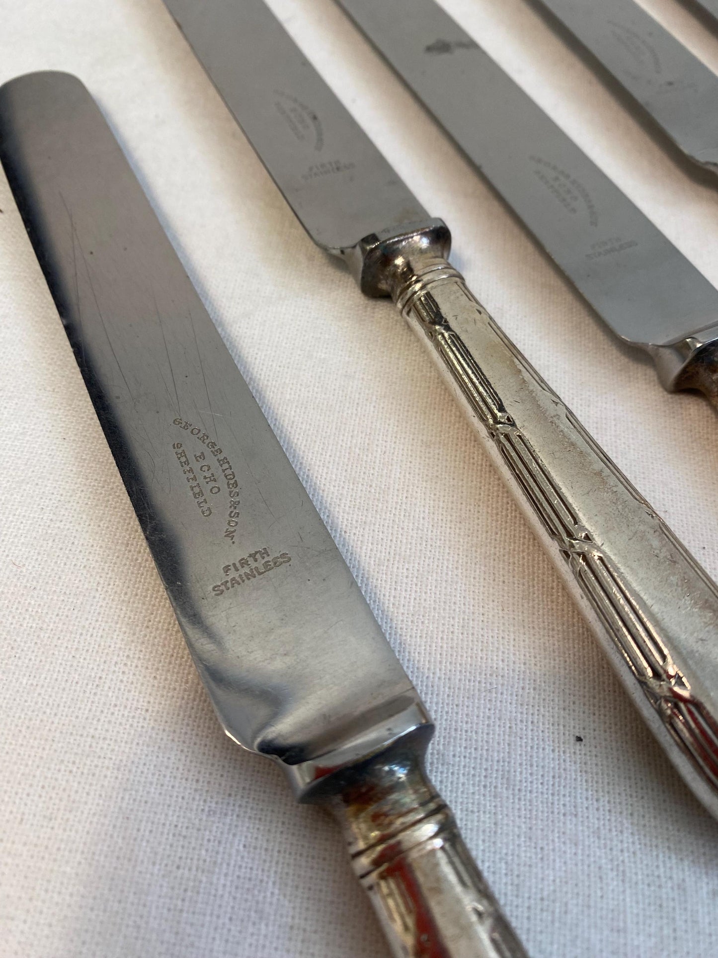 Set di 11 Coltelli Antichi con Manico in Argento e Lama in Acciaio Sheffield - Lunghezza 25,5 cm (10")