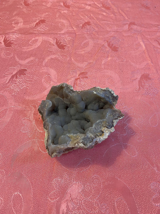 Geode Naturale di Calcedonio Grigio - Minerale Decorativo per Collezionisti 16x14x8 cm, Peso 0,90 kg