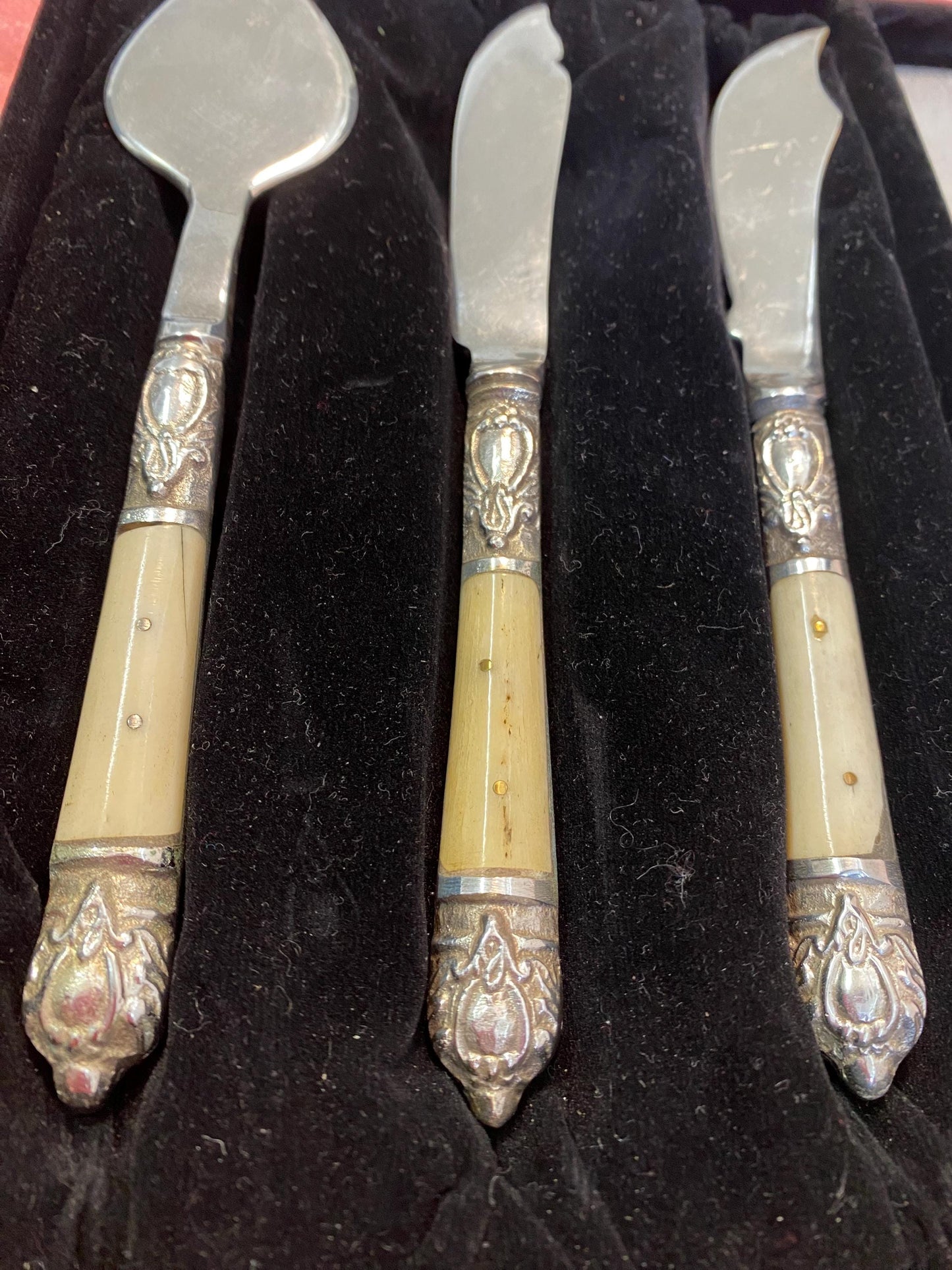 Set Posate da Formaggio e Burro con Manico Decorato e Placcatura in Argento - Eleganza Rustica e Artigianalità