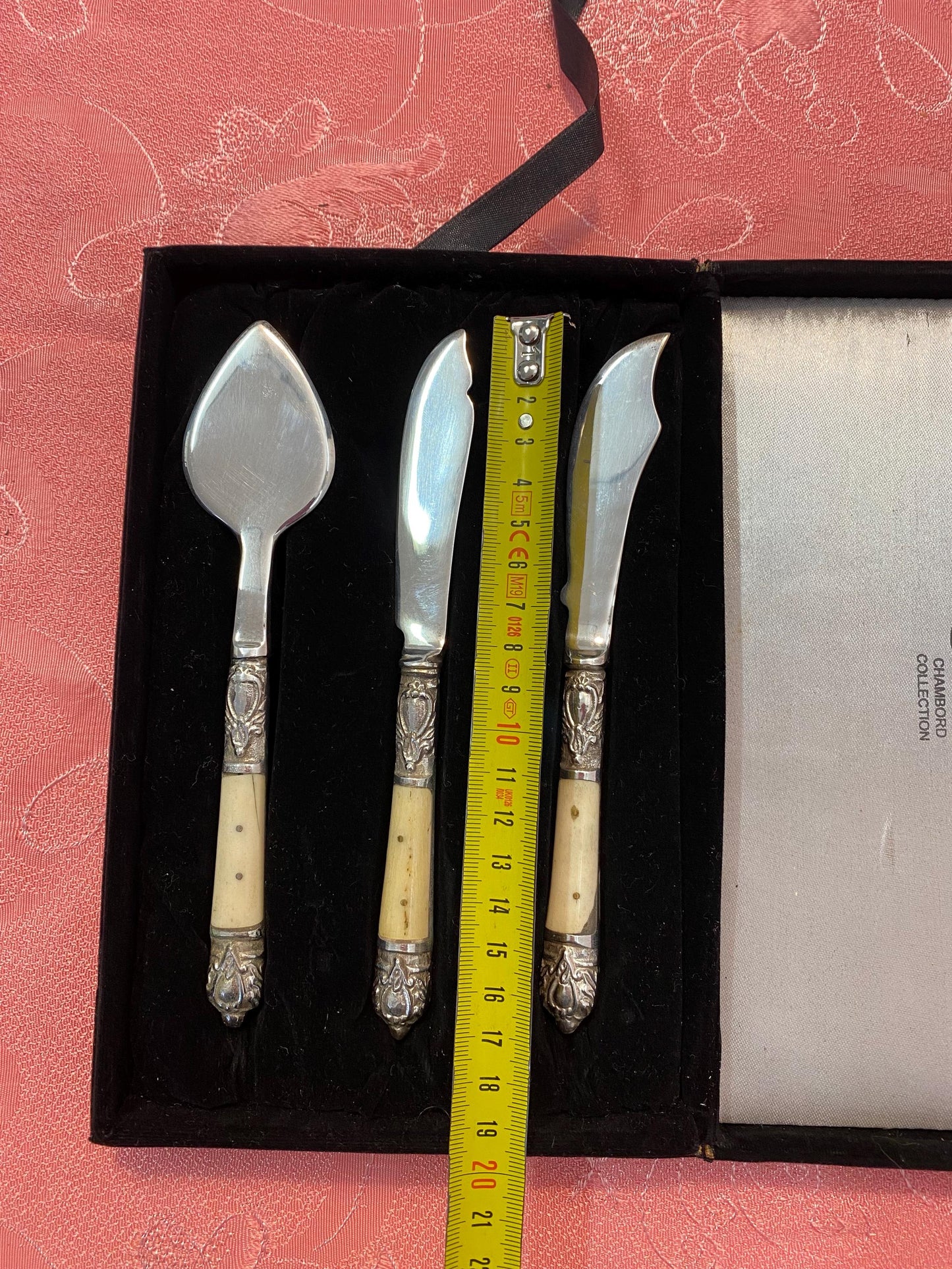 Set Posate da Formaggio e Burro con Manico Decorato e Placcatura in Argento - Eleganza Rustica e Artigianalità