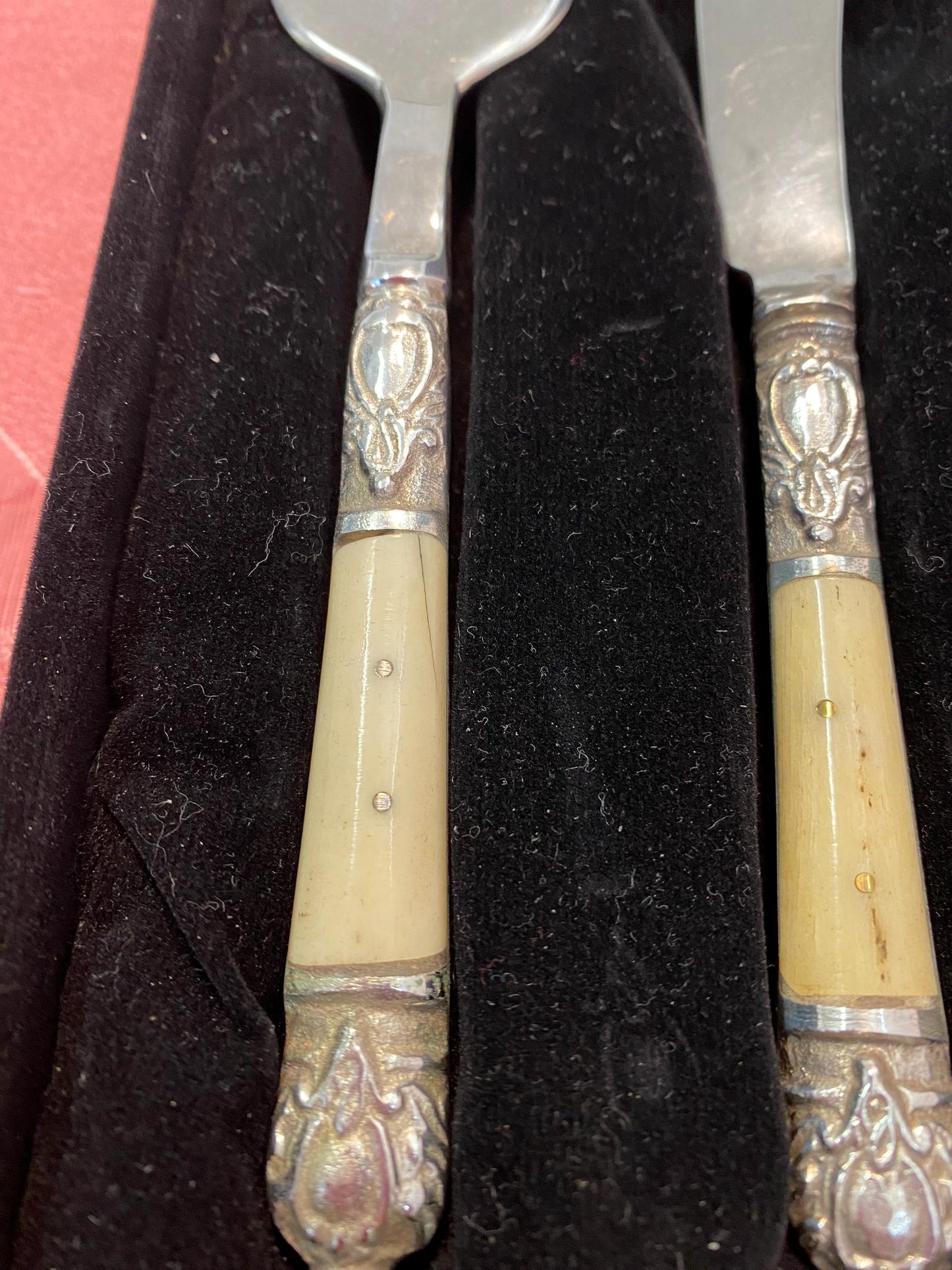 Set Posate da Formaggio e Burro con Manico Decorato e Placcatura in Argento - Eleganza Rustica e Artigianalità