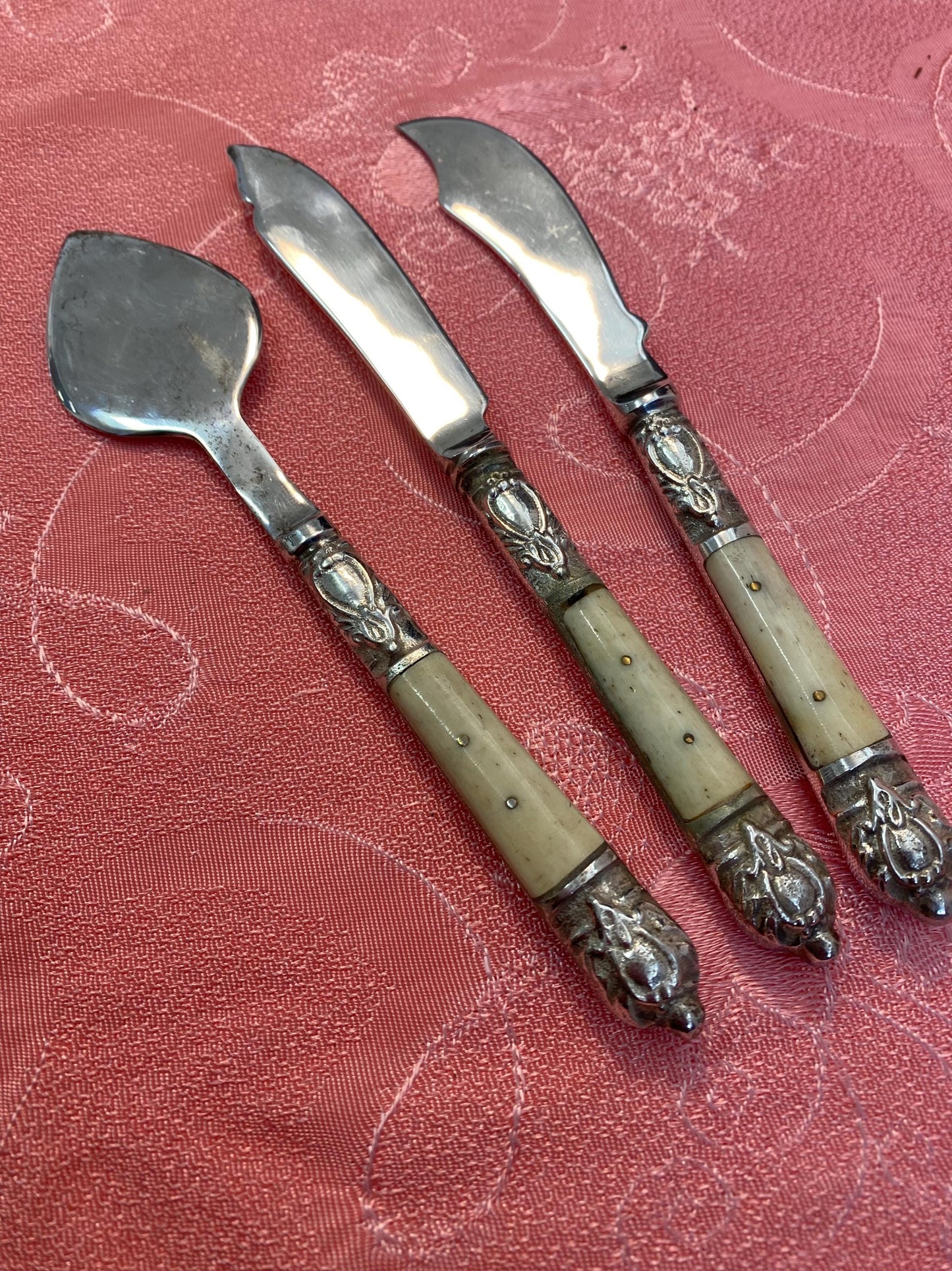 Set Posate da Formaggio e Burro con Manico Decorato e Placcatura in Argento - Eleganza Rustica e Artigianalità