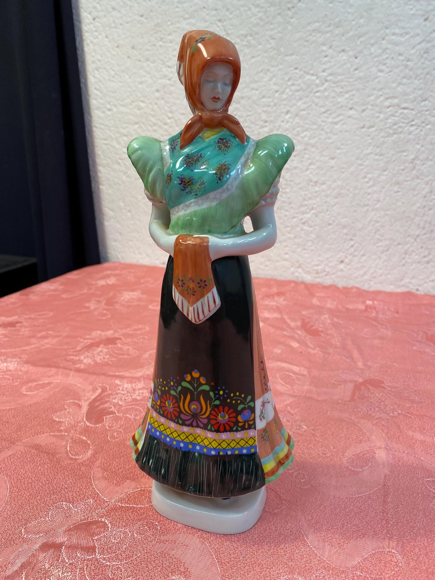 Statuetta in Porcellana Ungherese Dipinta a Mano - Abito Tradizionale - 29x10,5x8,5 cm