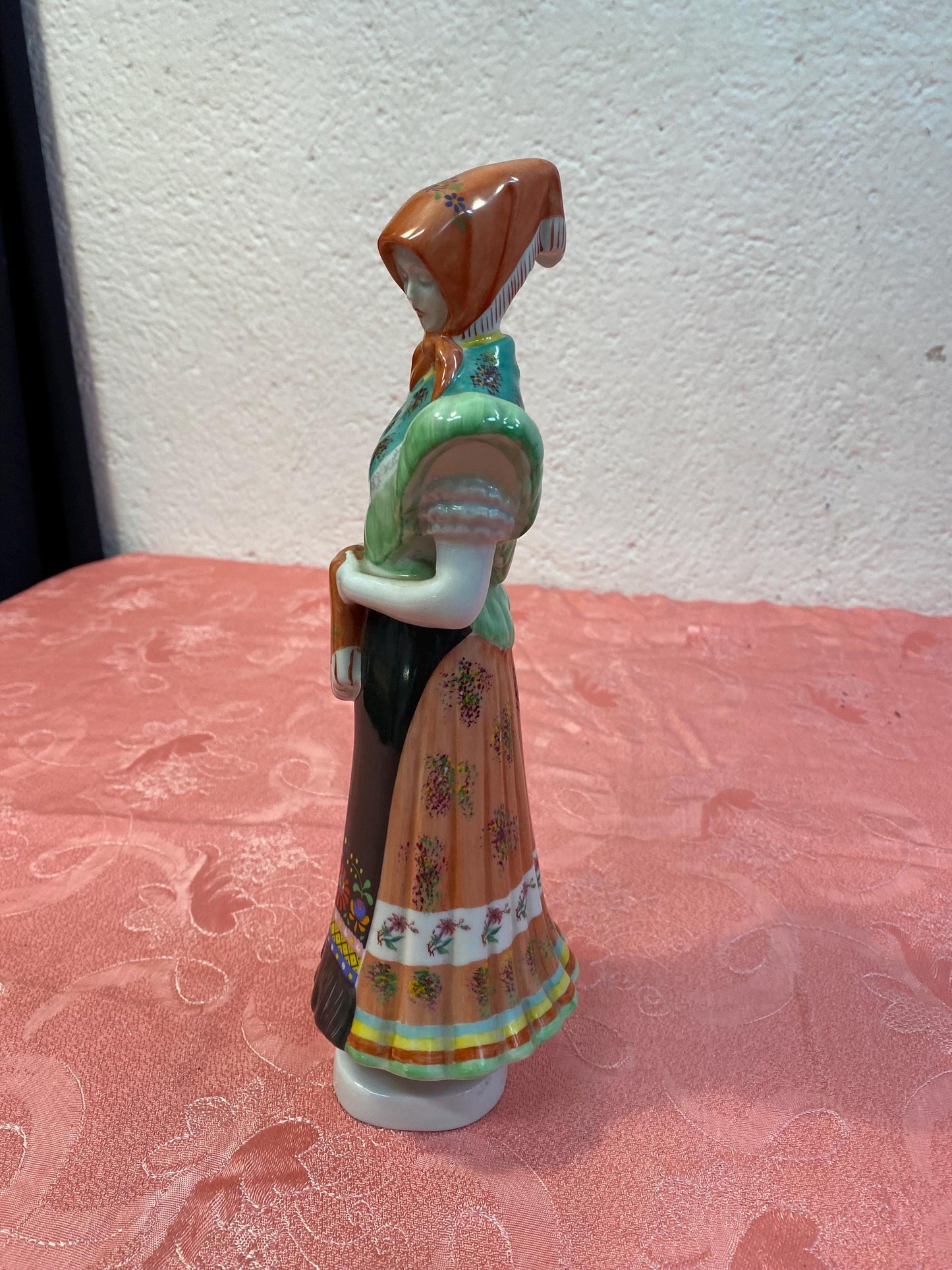 Statuetta in Porcellana Ungherese Dipinta a Mano - Abito Tradizionale - 29x10,5x8,5 cm