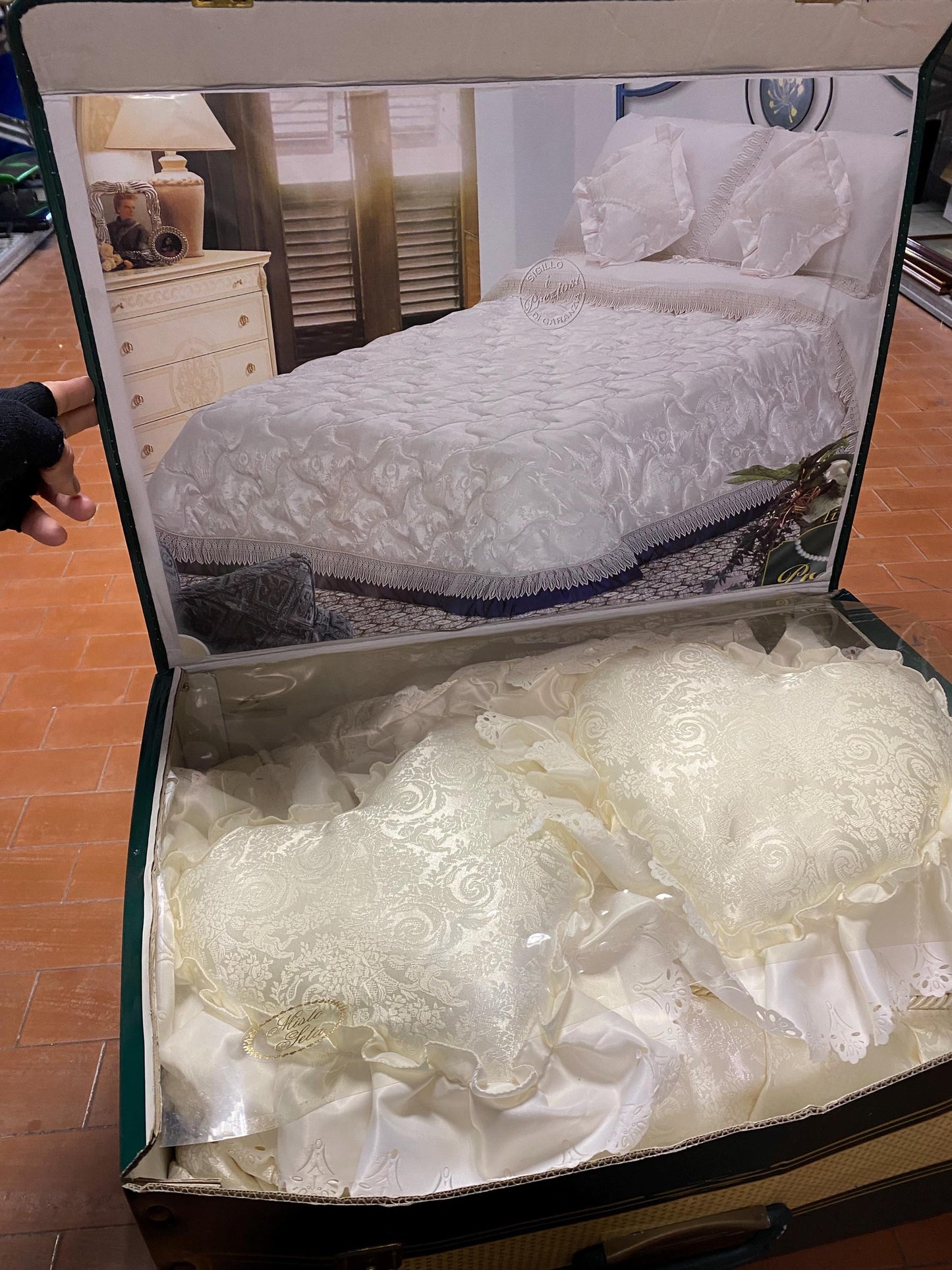 Trapunta Matrimoniale Vintage "Katia" 240x260 cm con Volant e Pizzo, 2 Cuscini Arredo Inclusi